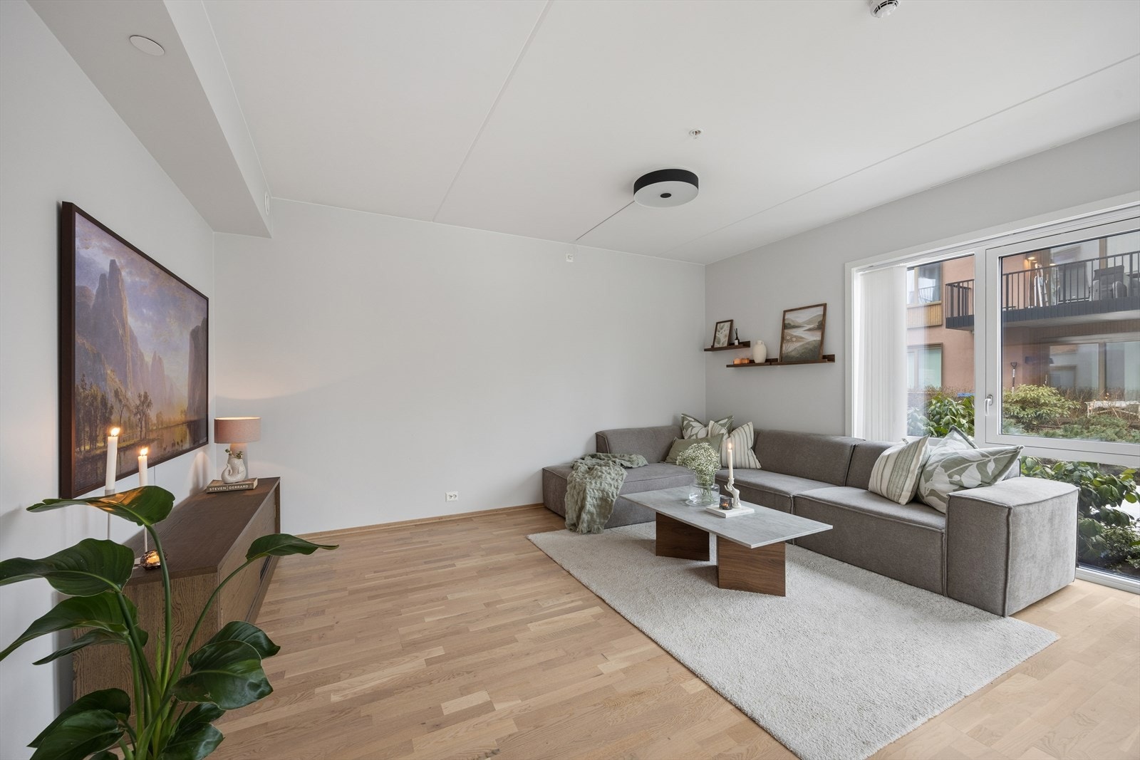 Stuen er lys og luftig av god størrelse Galleribilde