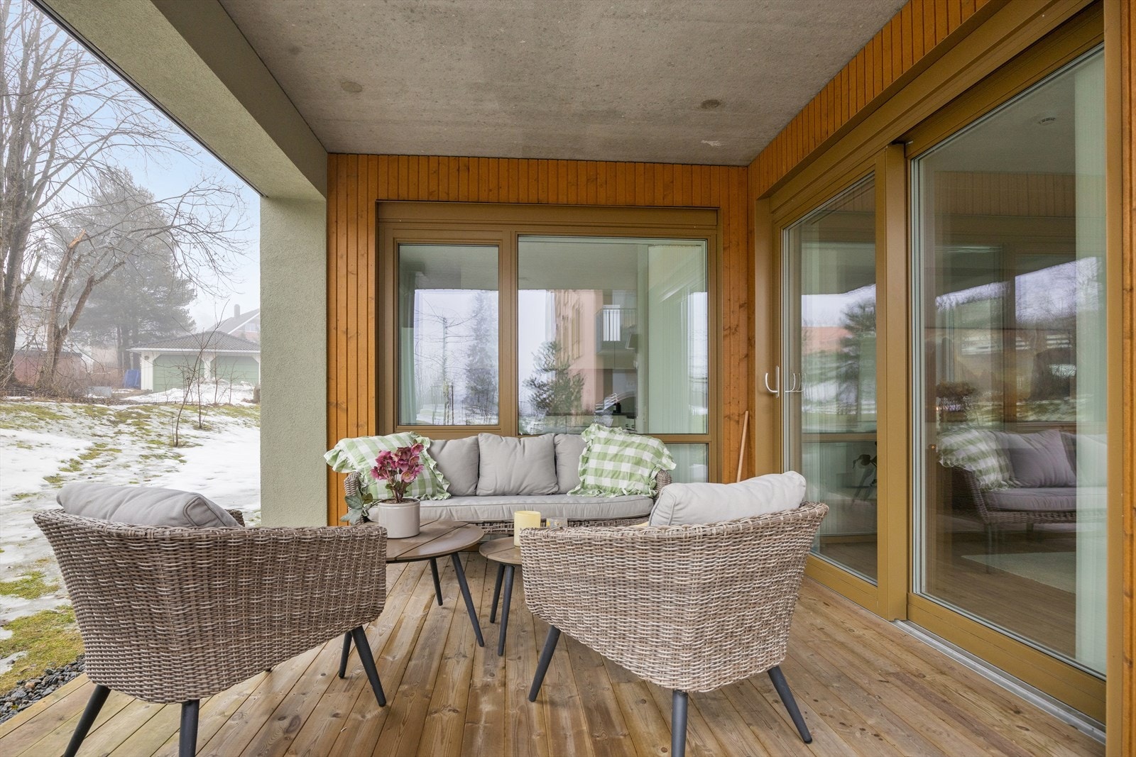 Uteplassen er på totalt 17,2 kvm med god plass til sittegruppe og grill Galleribilde