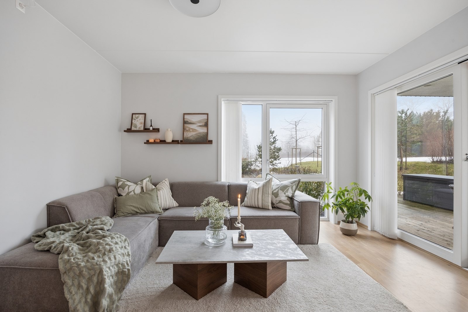 Det er store vindusflater som slipper inn rikelig av naturlig lys Galleribilde