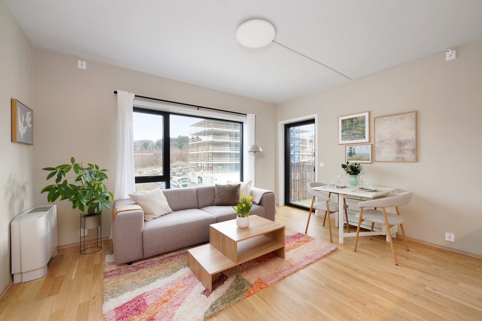 Store vinduer bidrar lys og trivelig følelse Galleribilde