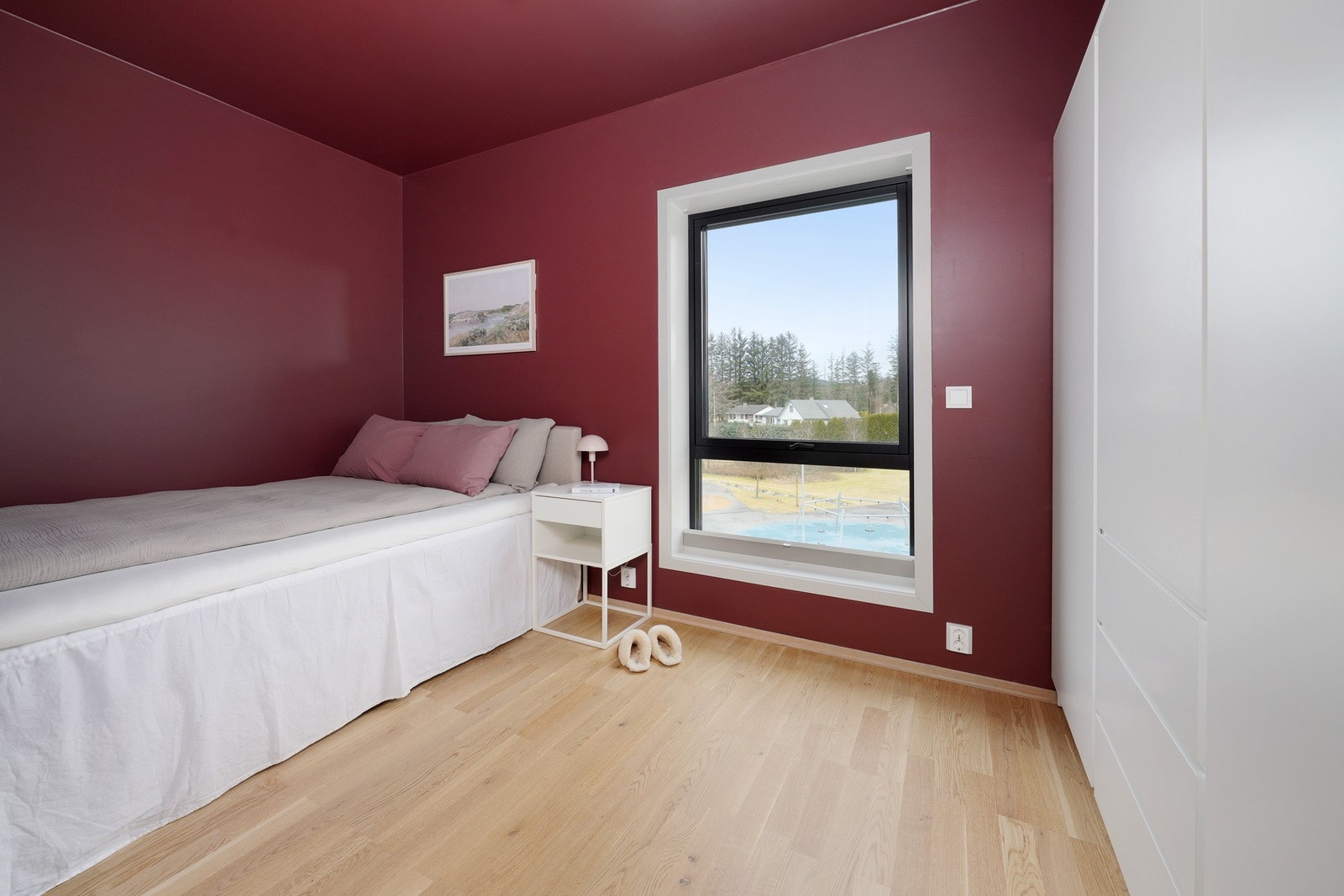 Soverom med romslige garderobeskap Galleribilde