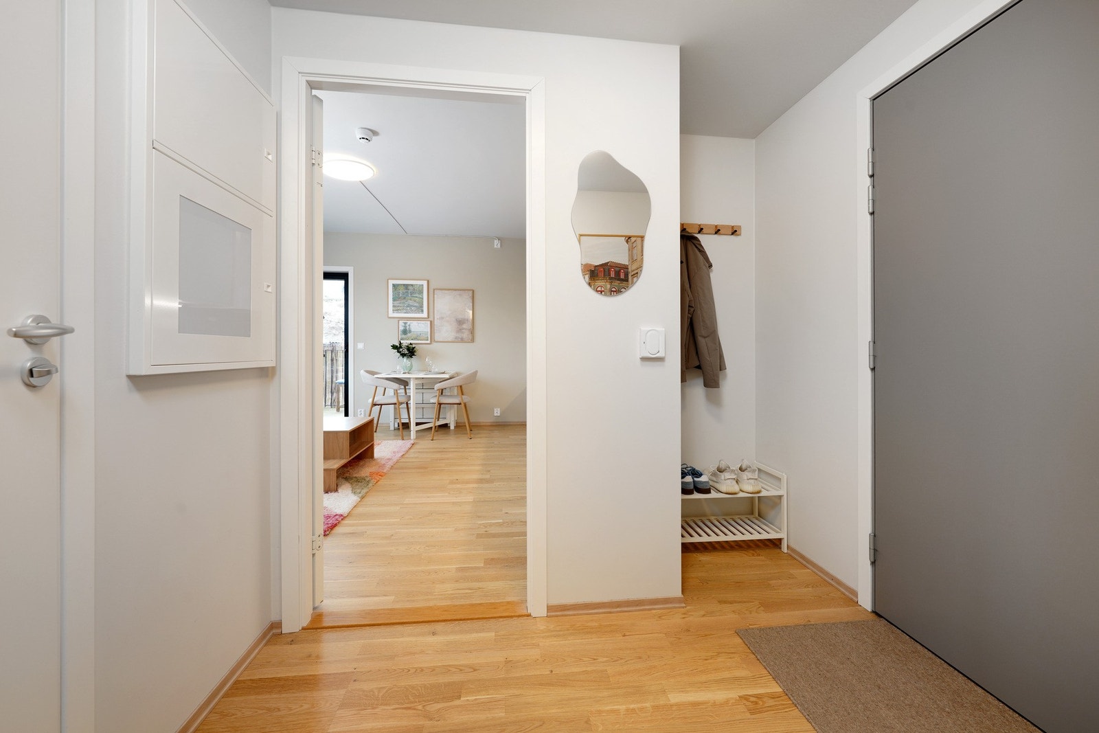 Entre med allokert plass til sko og jakker Galleribilde