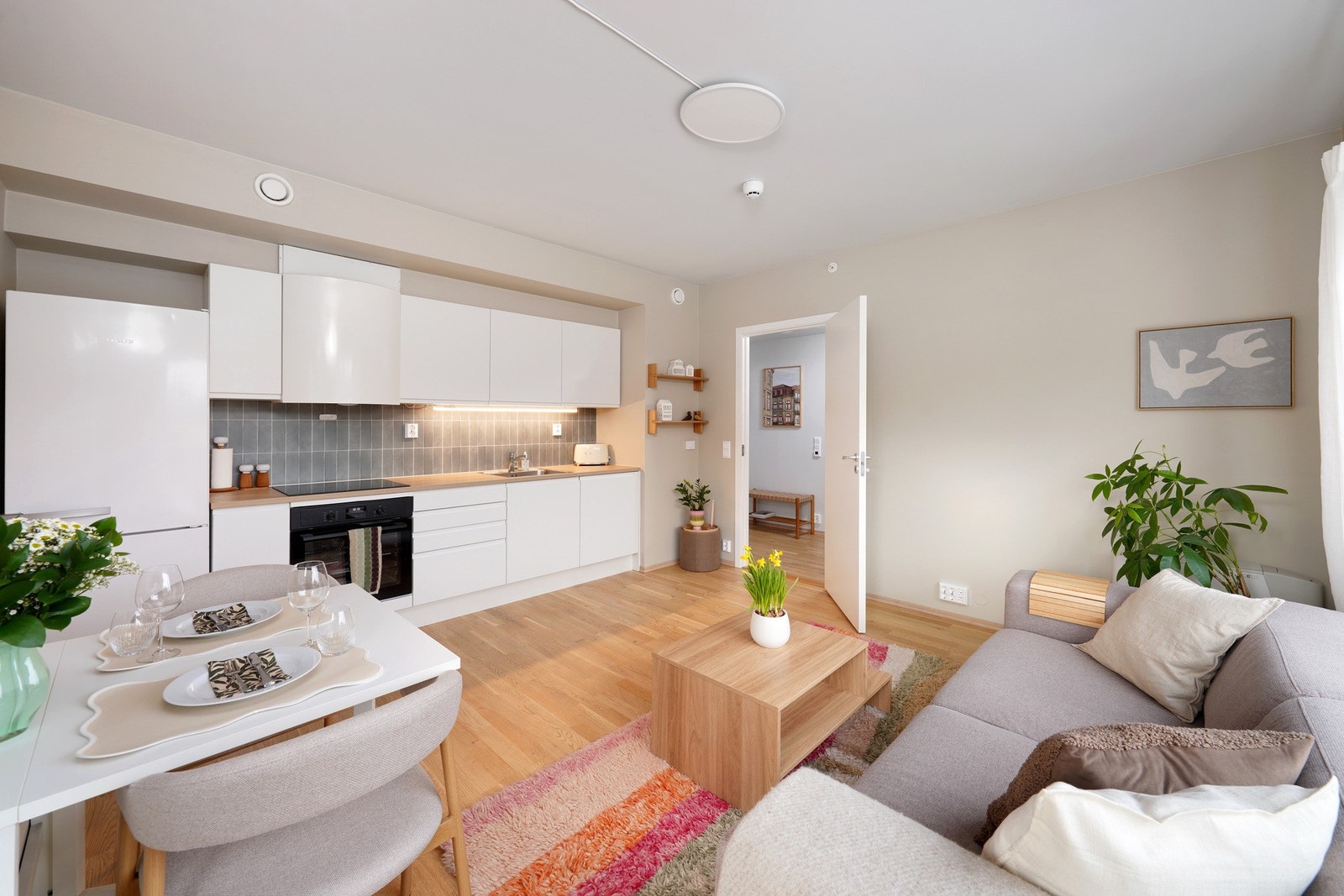 Trivelig stue og kjøkken løsning med integrerte hvitevarer Galleribilde