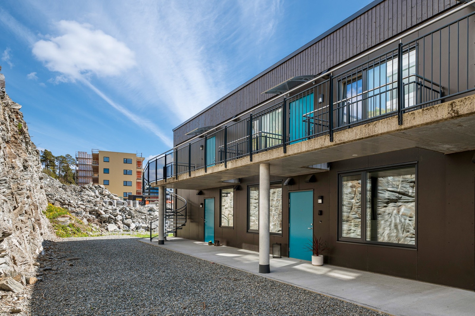 Fellesutgifter inkluderer blant annet renovasjon, felles forsikring, elektroniske fellesavtaler, drift/vedlikehold parkering og velforeningskontingent. Galleribilde