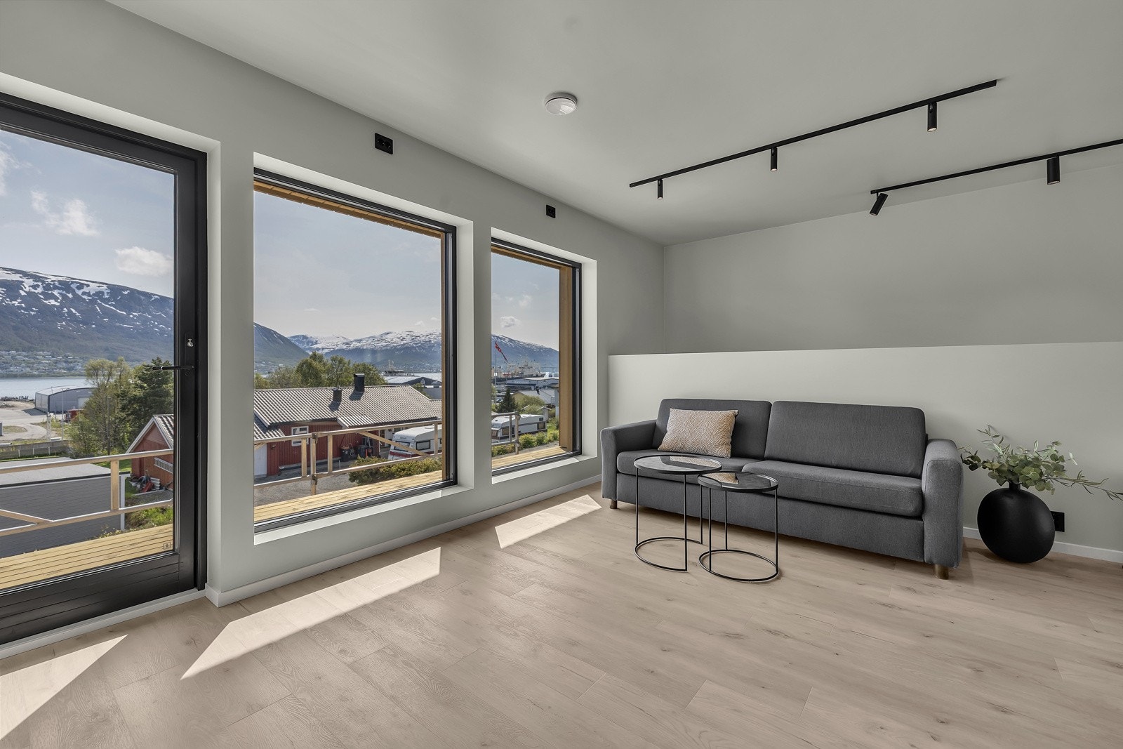 I stue og på kjøkken leveres det spotskinner, samt listefri himling/vinduskarmer. Balansert ventilasjon. Galleribilde