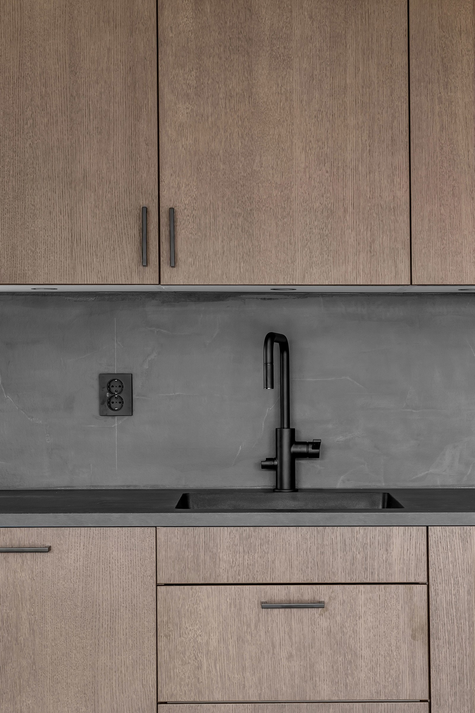 Moderne og tidsriktig kjøkken med integrerte hvitevarer. Galleribilde