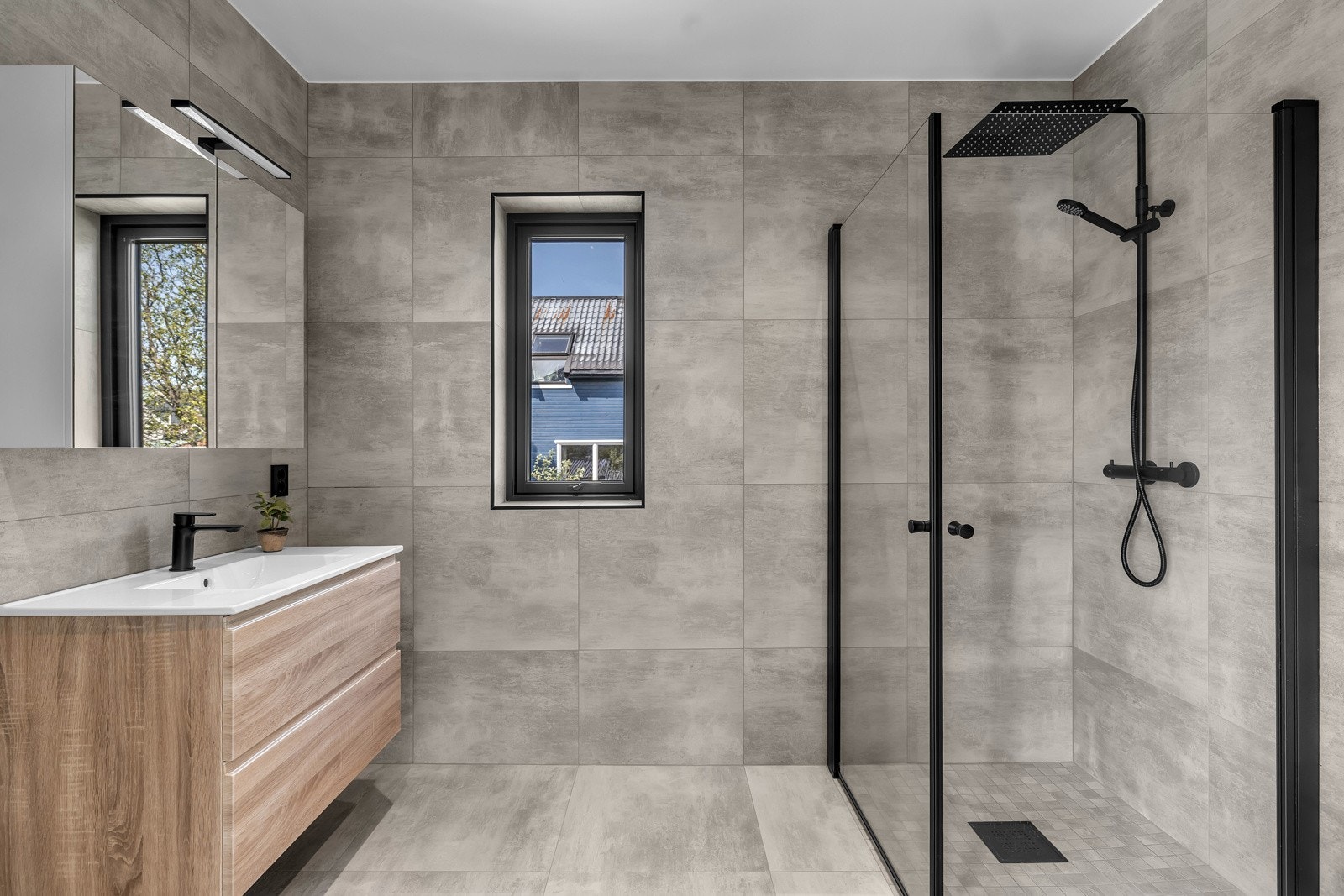 Lekkert flislagt bad med moderne innredning. Galleribilde