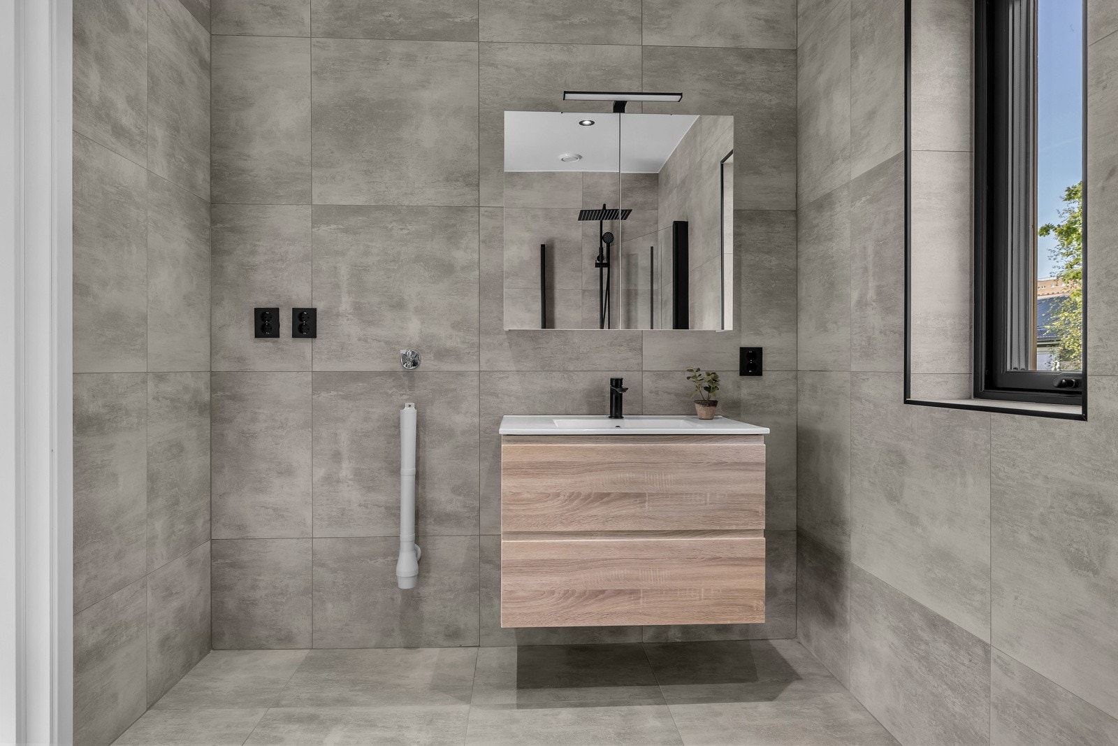 Dusjhjørne med svarte detaljer. Galleribilde