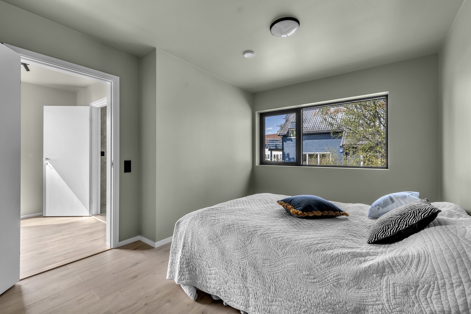 Stort hovedsoverom med god plass til dobbelseng. Galleribilde