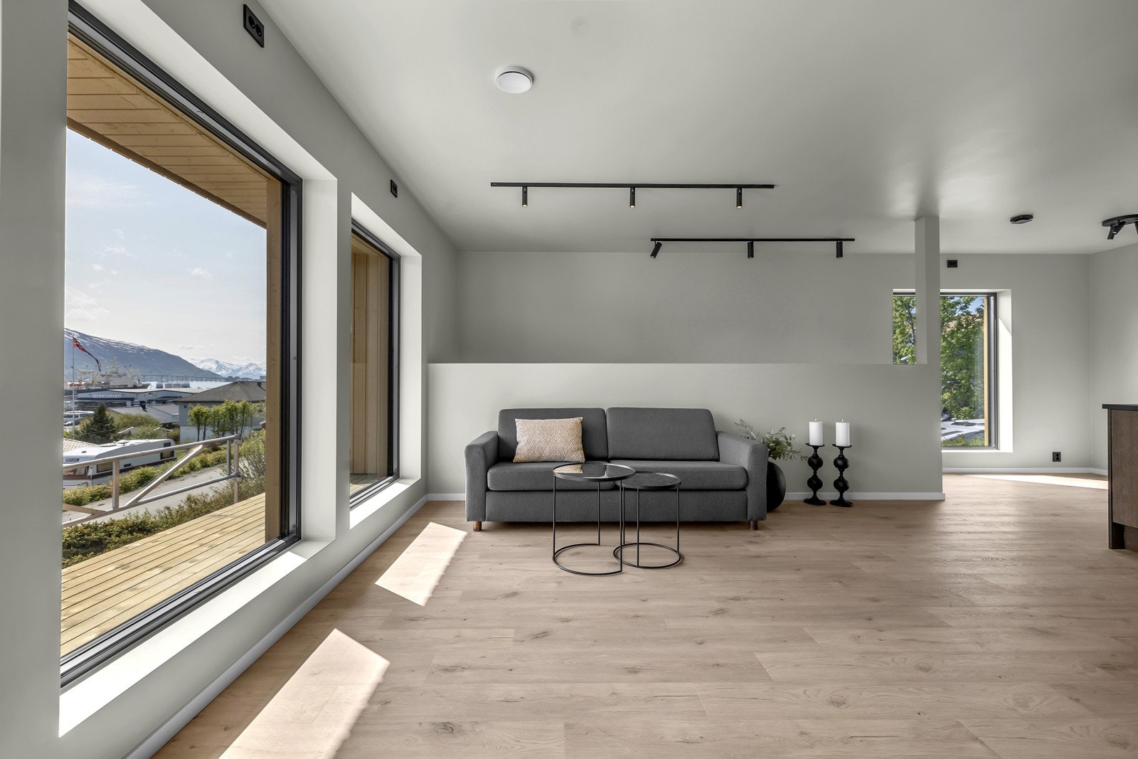 Stue med store vindusflater som gir rikelig med lysinnslipp og fremhever utsikten. Galleribilde