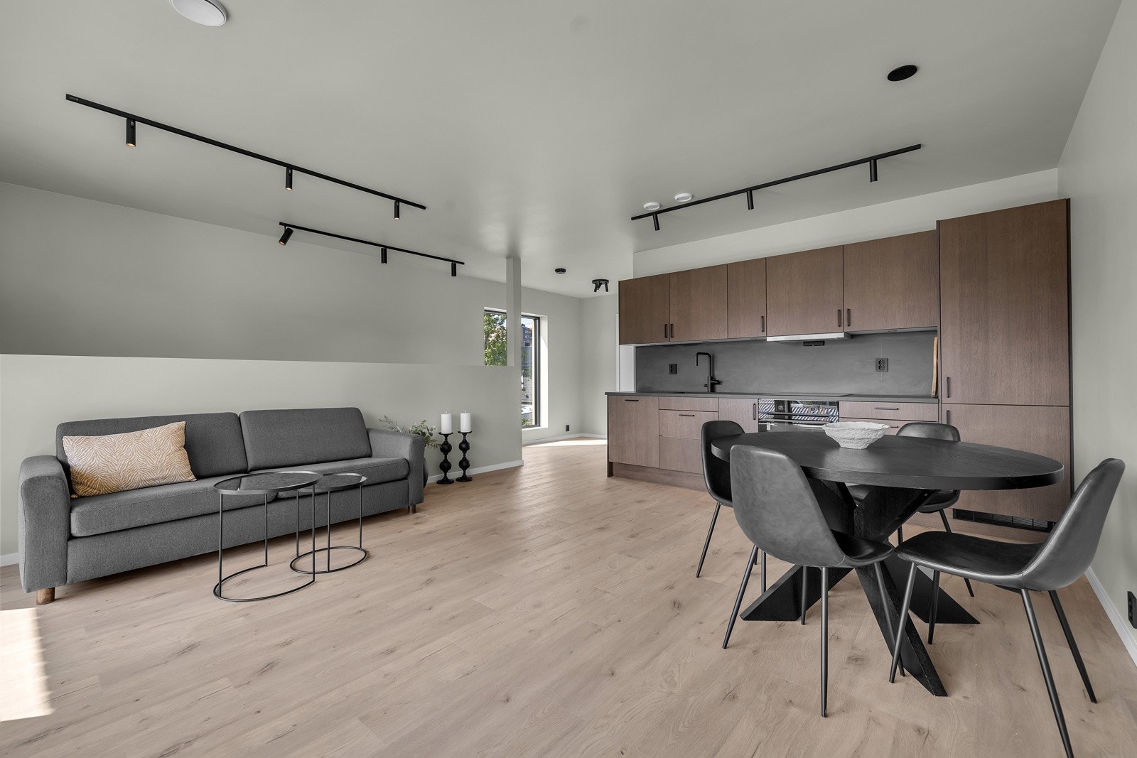 Stue og kjøkken i åpen løsning. Galleribilde