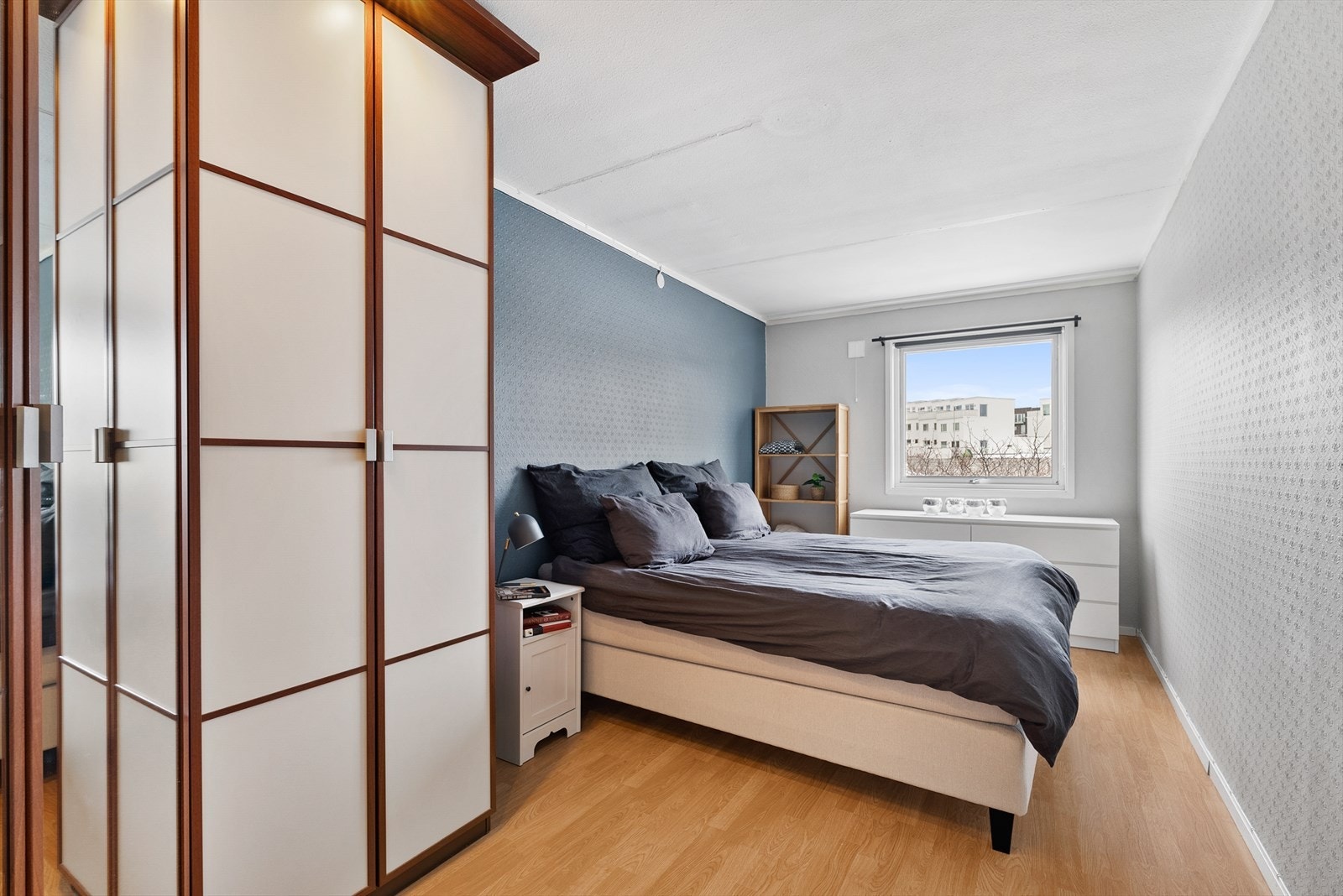 Hovedsoverommet har god plass til dobbeltseng og rikelig med garderobeplass. Galleribilde