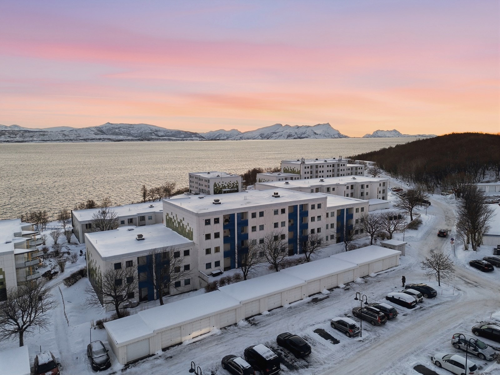 Her bor du få minutters gange til både dagligvare, busstopp og barnehager. Galleribilde