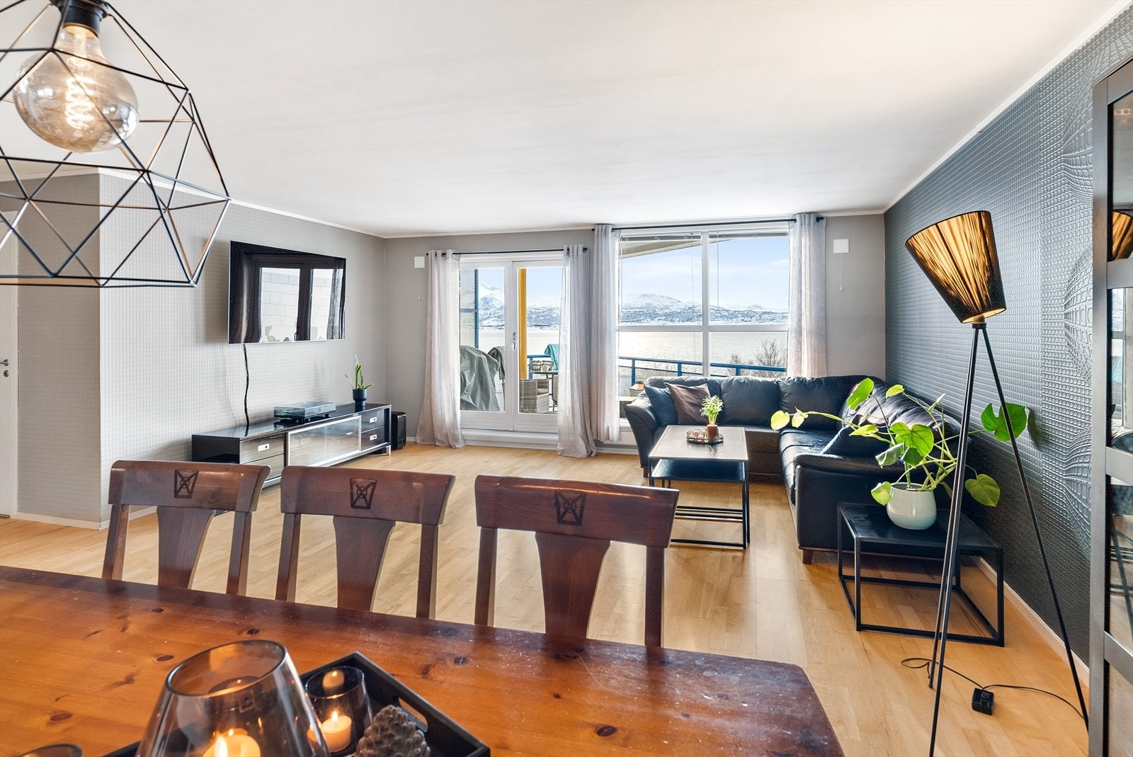 Rommet er malt opp i en lys beige farge med kontrasterende blå bakvegg som en forlengelse av den maritime utsikten. Galleribilde