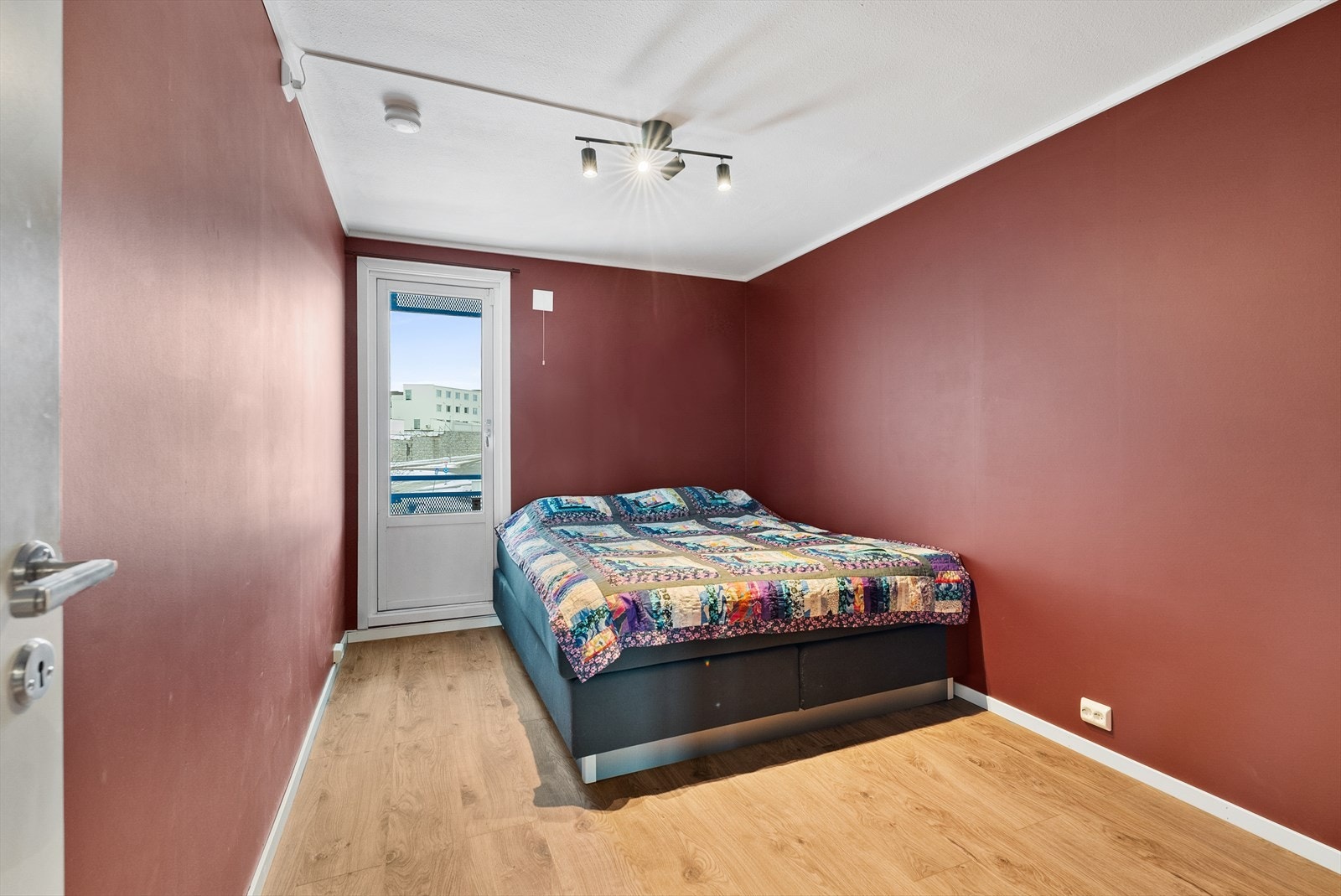 Det andre soverommet er også av god størrelse, med utgang til boligens andre balkong. Galleribilde