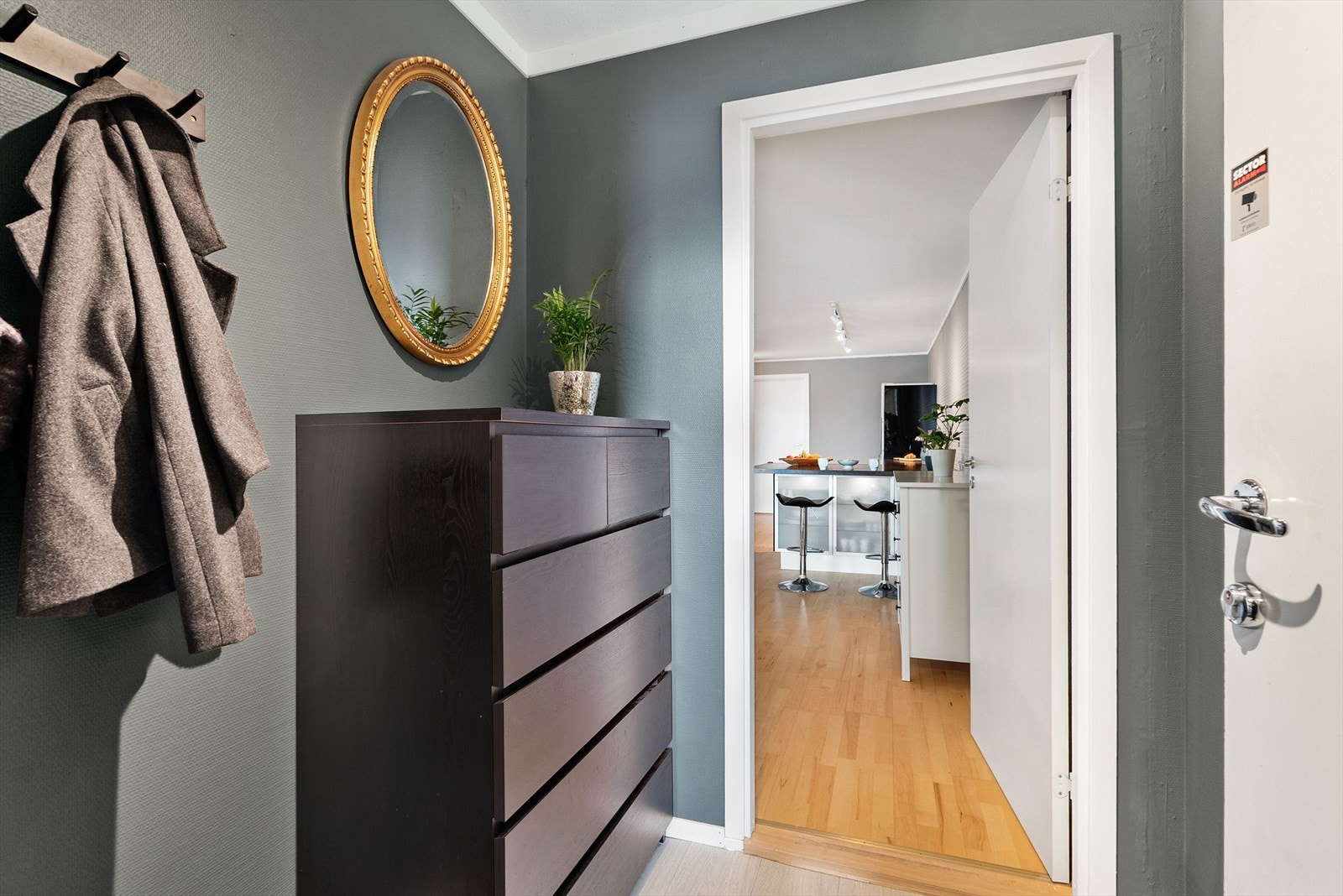 Entréen gir et flott og innbydende førsteinntrykk av boligen! Galleribilde