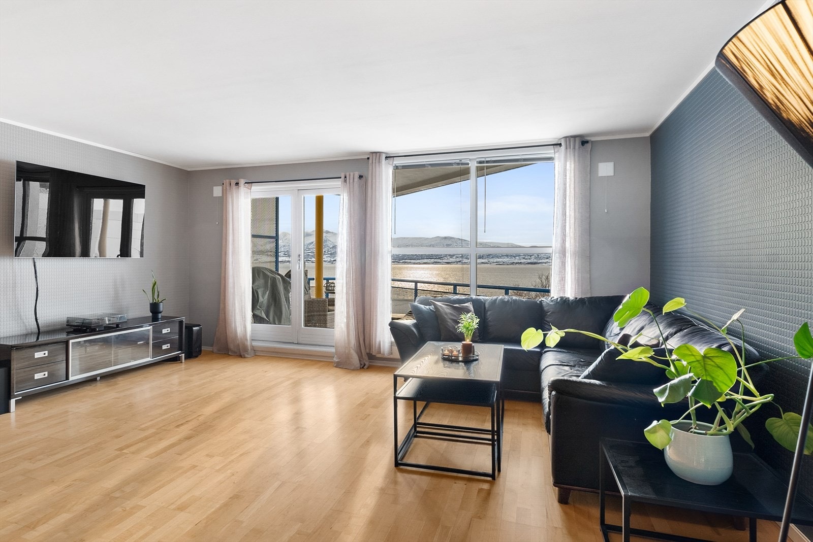 Velkommen til Ankerveien 8 - en flott og moderne 4-romsleilighet i Bodøsjøen borettslag. Galleribilde