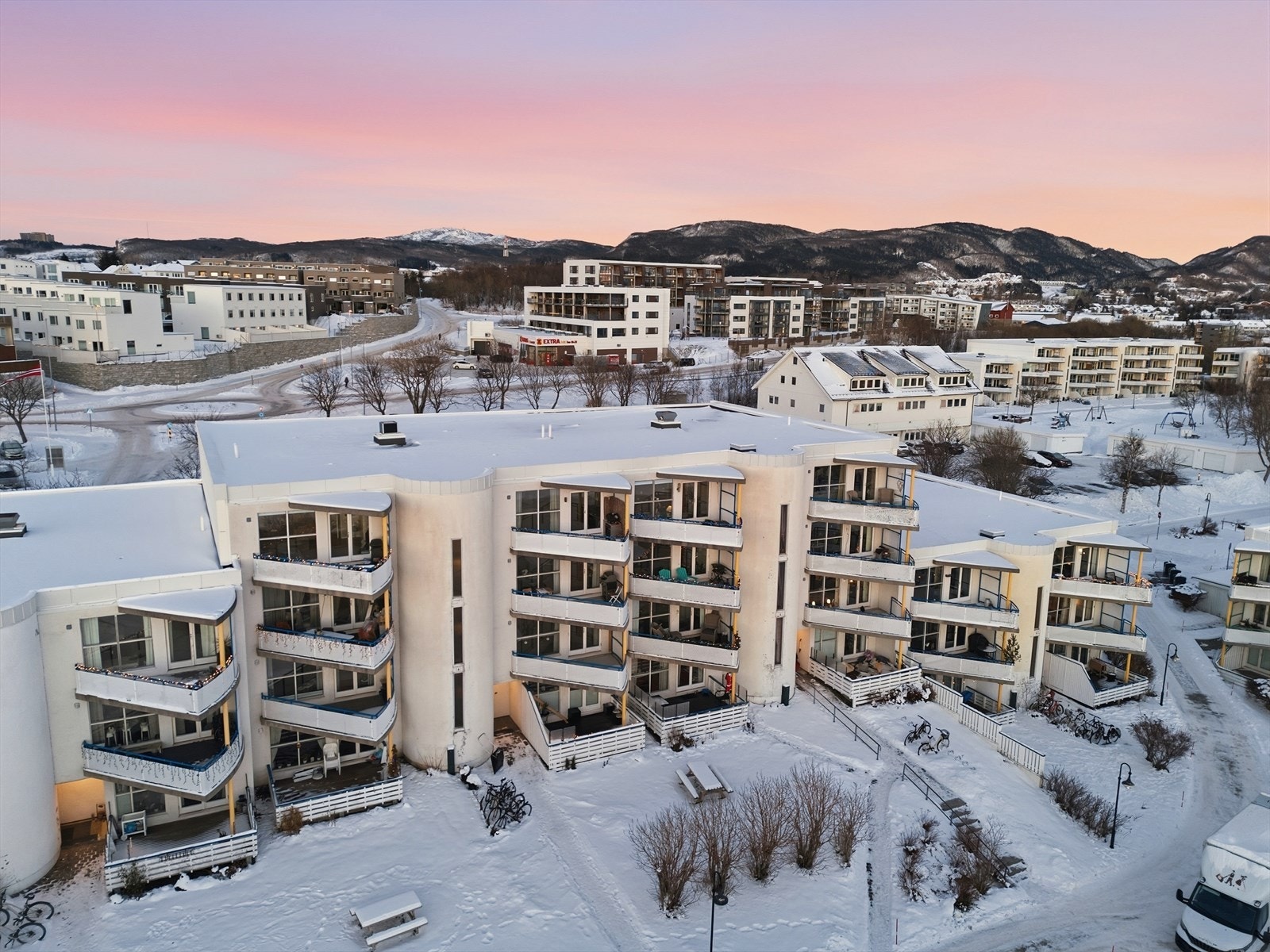 Boligen ligger i tredje etasje, og har adkomst via felles inngangsparti. Galleribilde