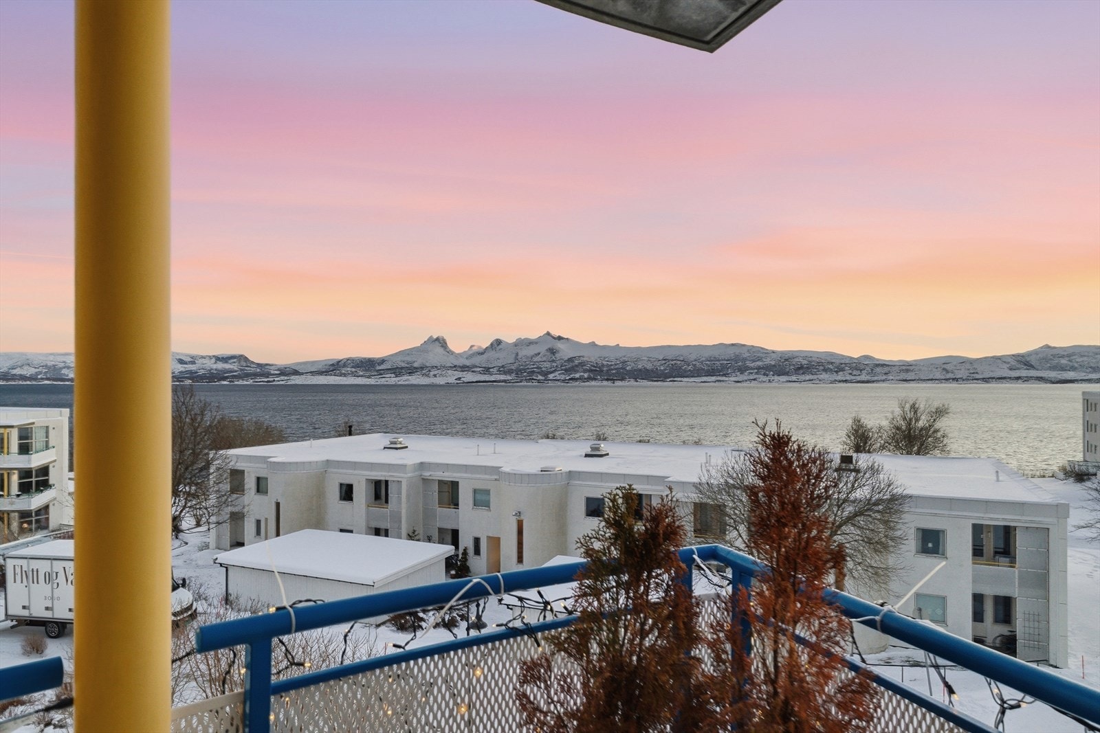 Velkommen til Ankerveien 8 - en flott og moderne 4-romsleilighet i Bodøsjøen borettslag. Galleribilde