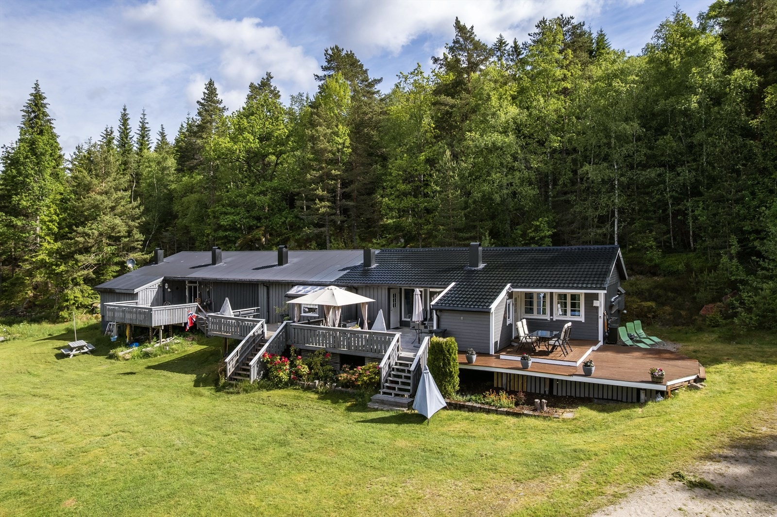 Stor terrasse ved inngangen Galleribilde