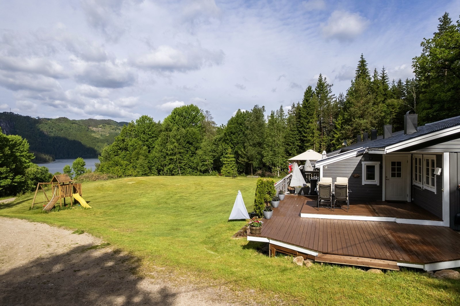Stor felles plen og uteområder + tilhørende terrasse nærmest. Galleribilde