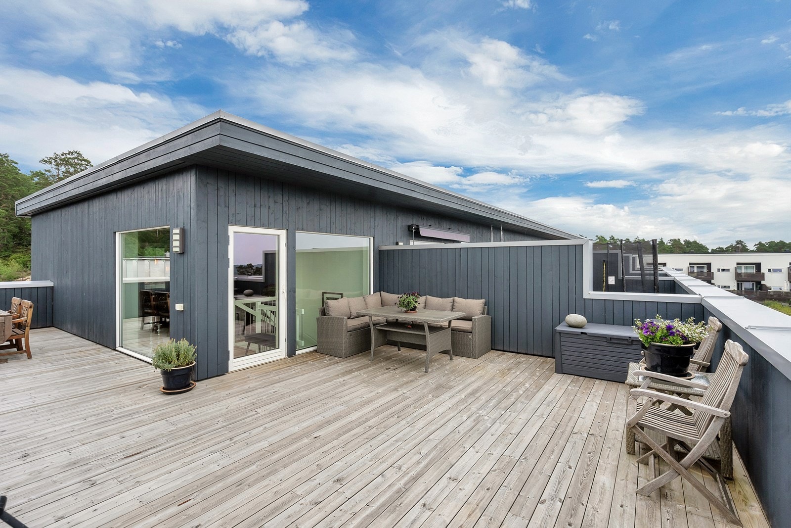 Romslig terrasse med gode solforhold og åpen utsikt, med god plass til spisegruppe, sittegruppe og grill. Galleribilde