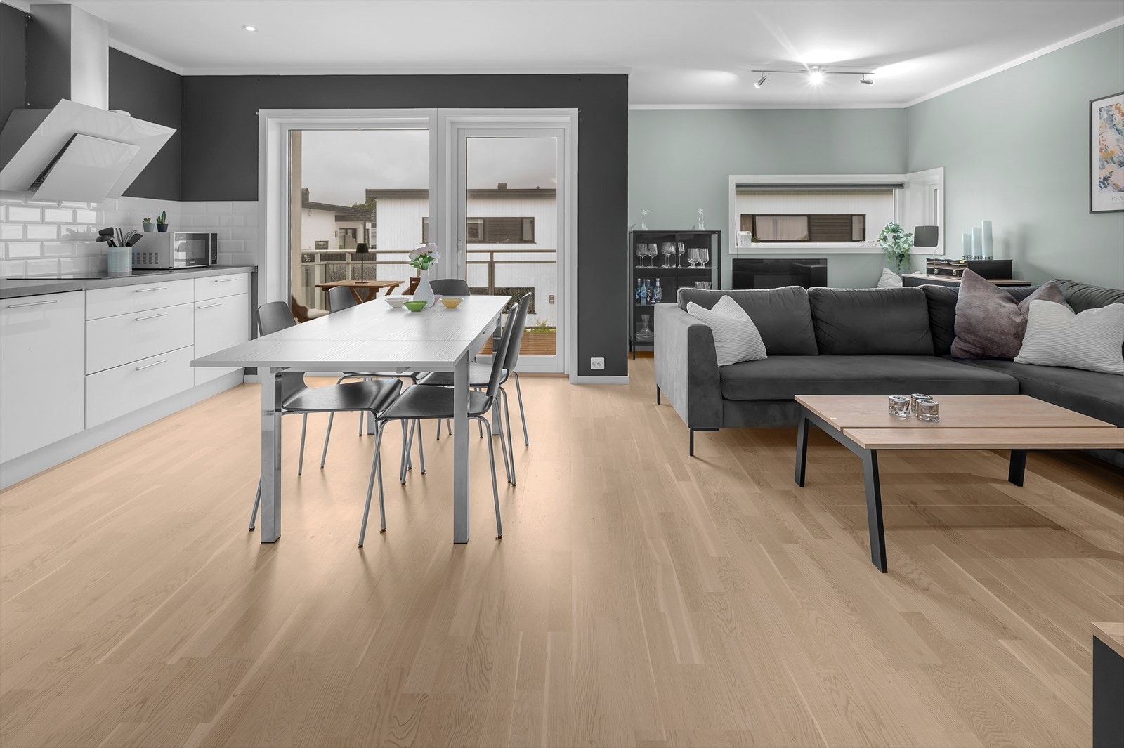 Åpen stue- og kjøkkenløsning med godt lysinnslipp. Galleribilde