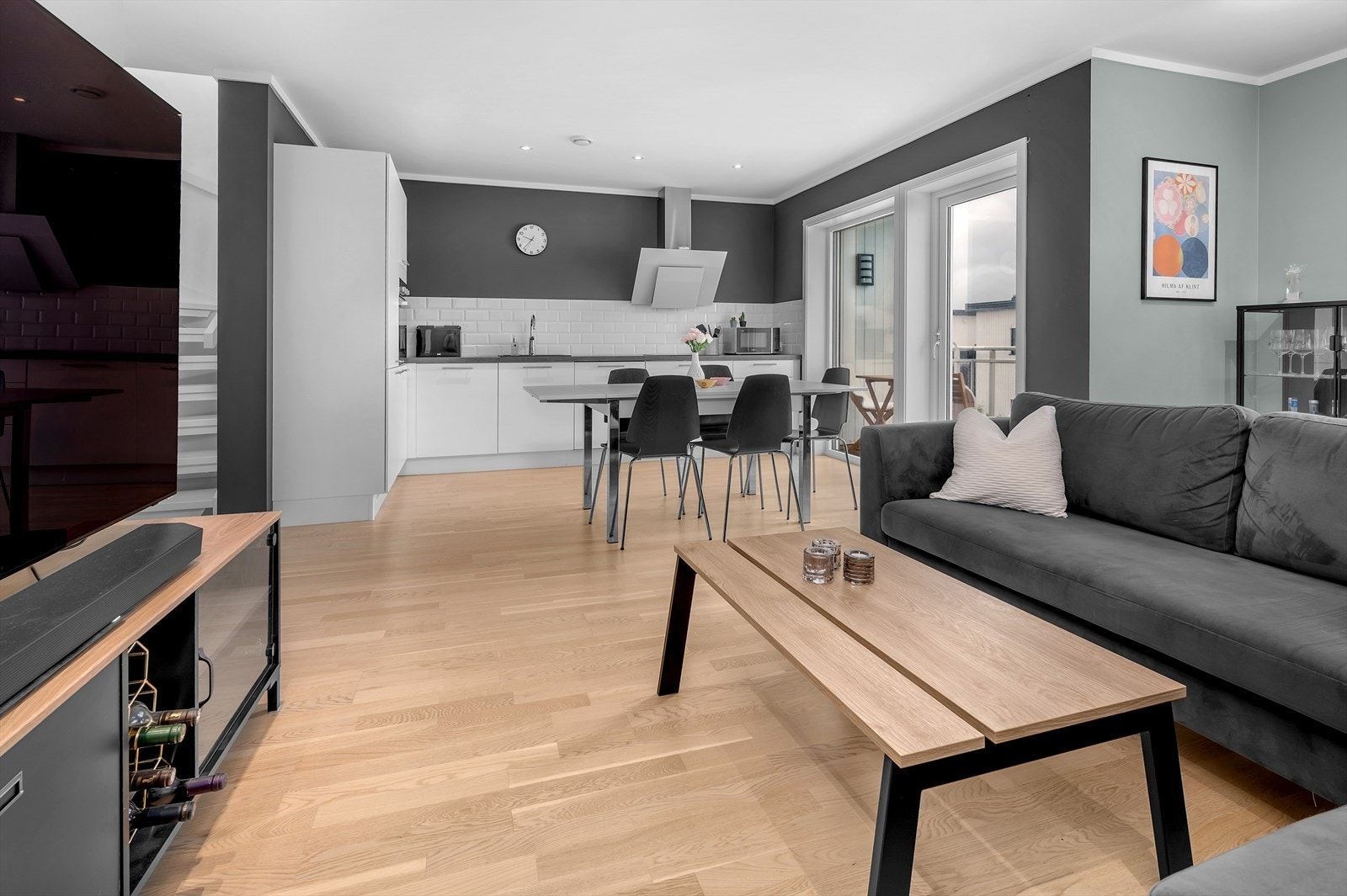 Stue og kjøkken har direkte utgang til veranda, som gir en naturlig forlengelse av oppholdsrommet. Galleribilde