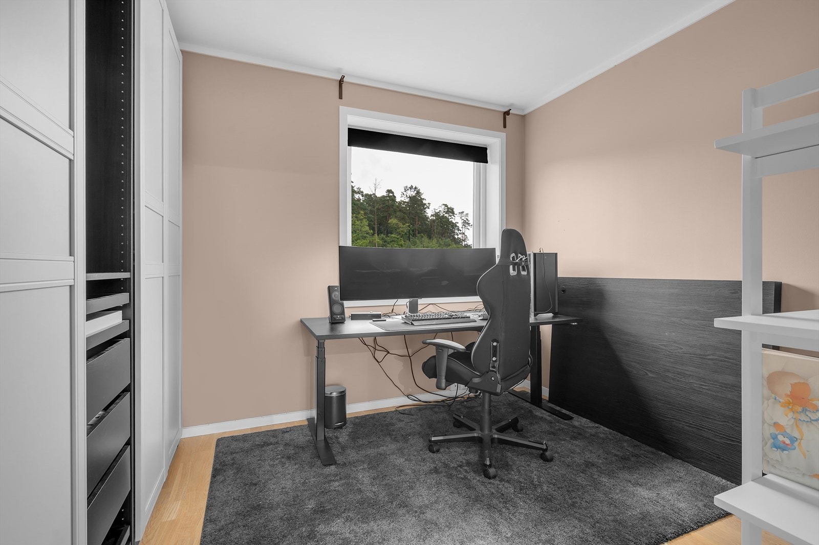 Soverom 2 er av god størrelse og kan benyttes som barnerom, gjesterom eller kontor. Galleribilde