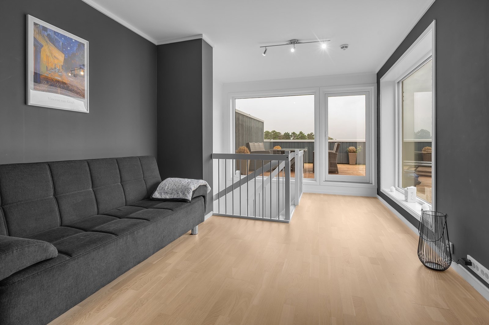 Trapp fra 2. til 3. etasje med åpen løsning og godt lysinnslipp. Galleribilde