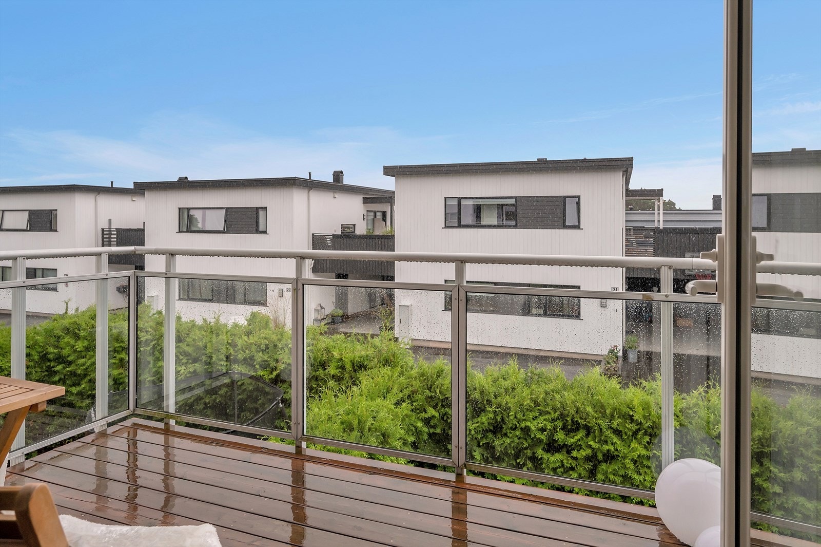 Solrik veranda med god plass til sittegruppe. Et flott sted å nyte både morgenkaffen. Galleribilde