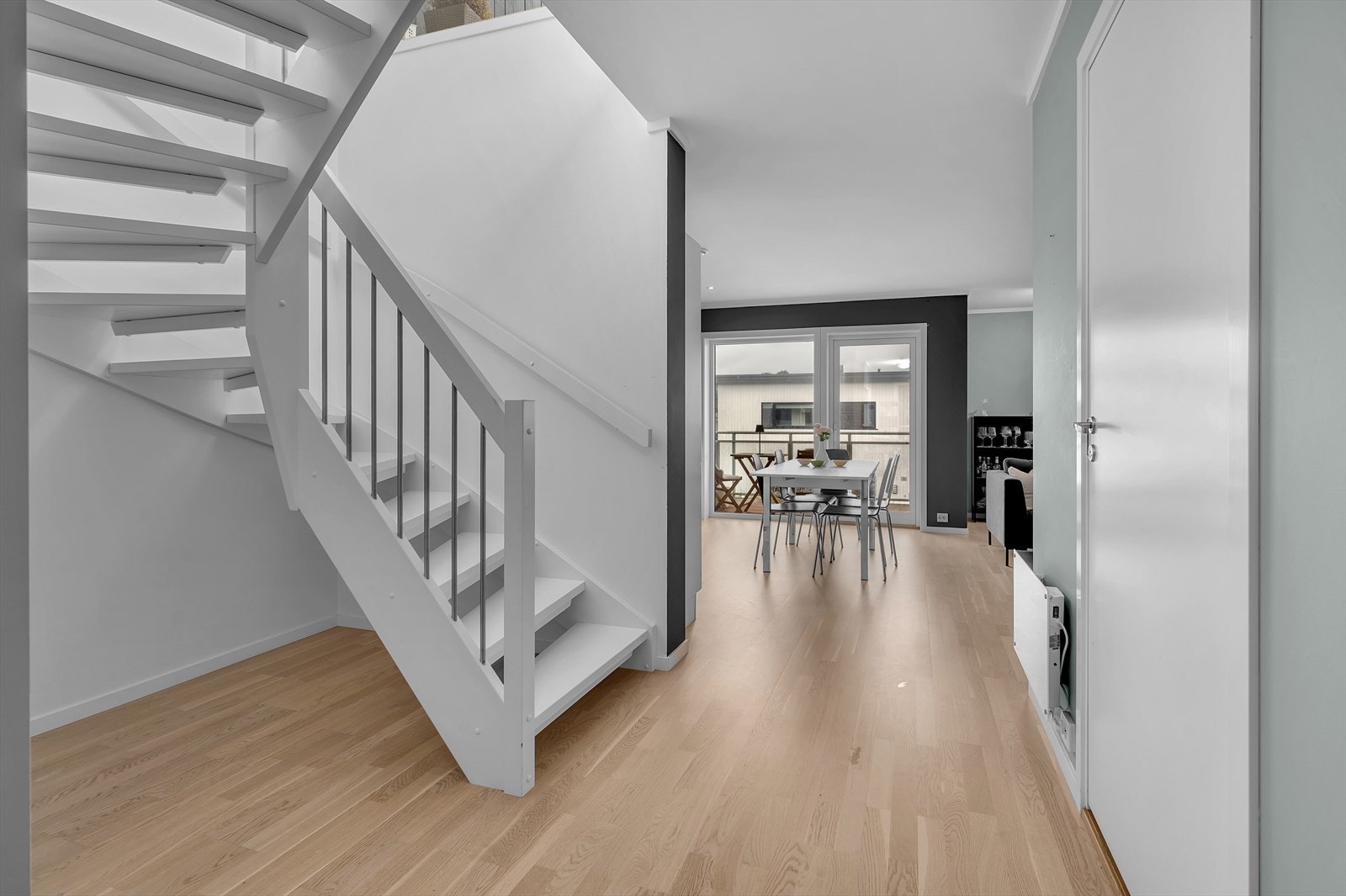 Leiligheten er gjennomgående med rikelig lysinnslipp fra flere sider. Galleribilde