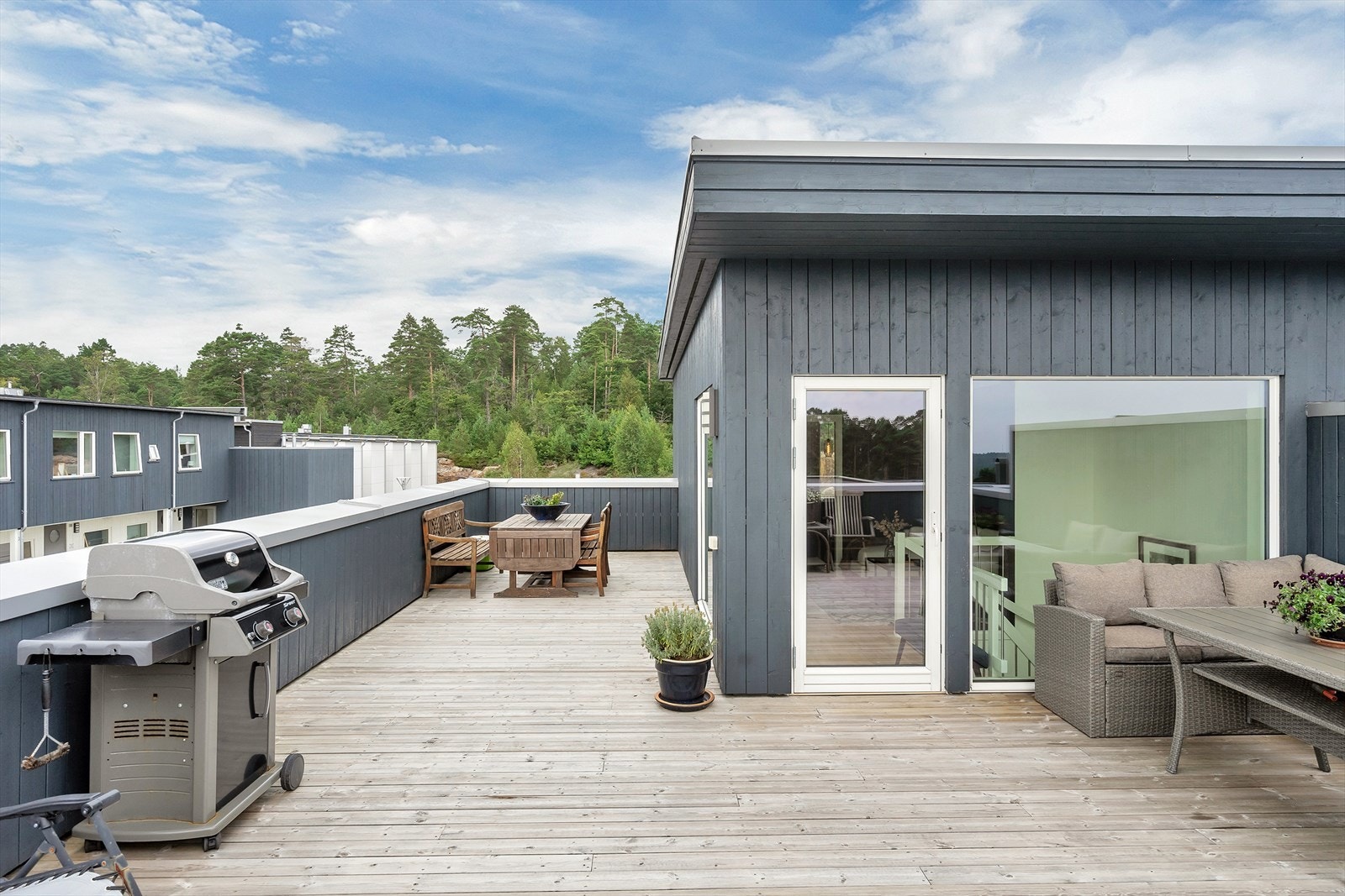 Terrassen har flere soner med gode solforhold fra morgen til kveld. Galleribilde
