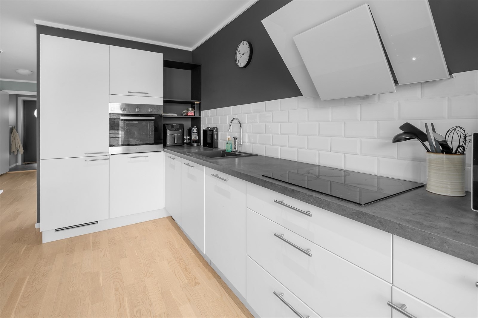 Kjøkkenet fremstår helhetlig og moderne, og er utstyrt med integrerte hvitevarer som stekeovn, platetopp, kjøleskap og oppvaskmaskin. Galleribilde