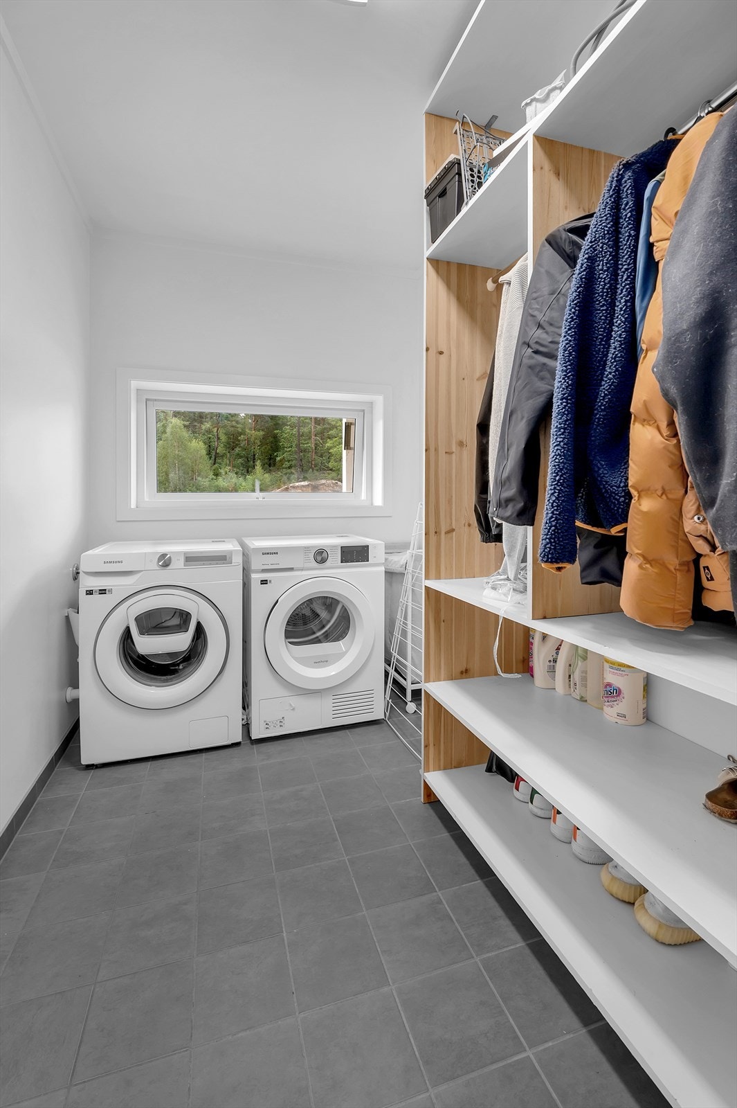 Praktisk vaskerom med gode oppbevaringsmuligheter. Rommet er utstyrt med vask samt opplegg for vaskemaskin og tørketrommel. Galleribilde