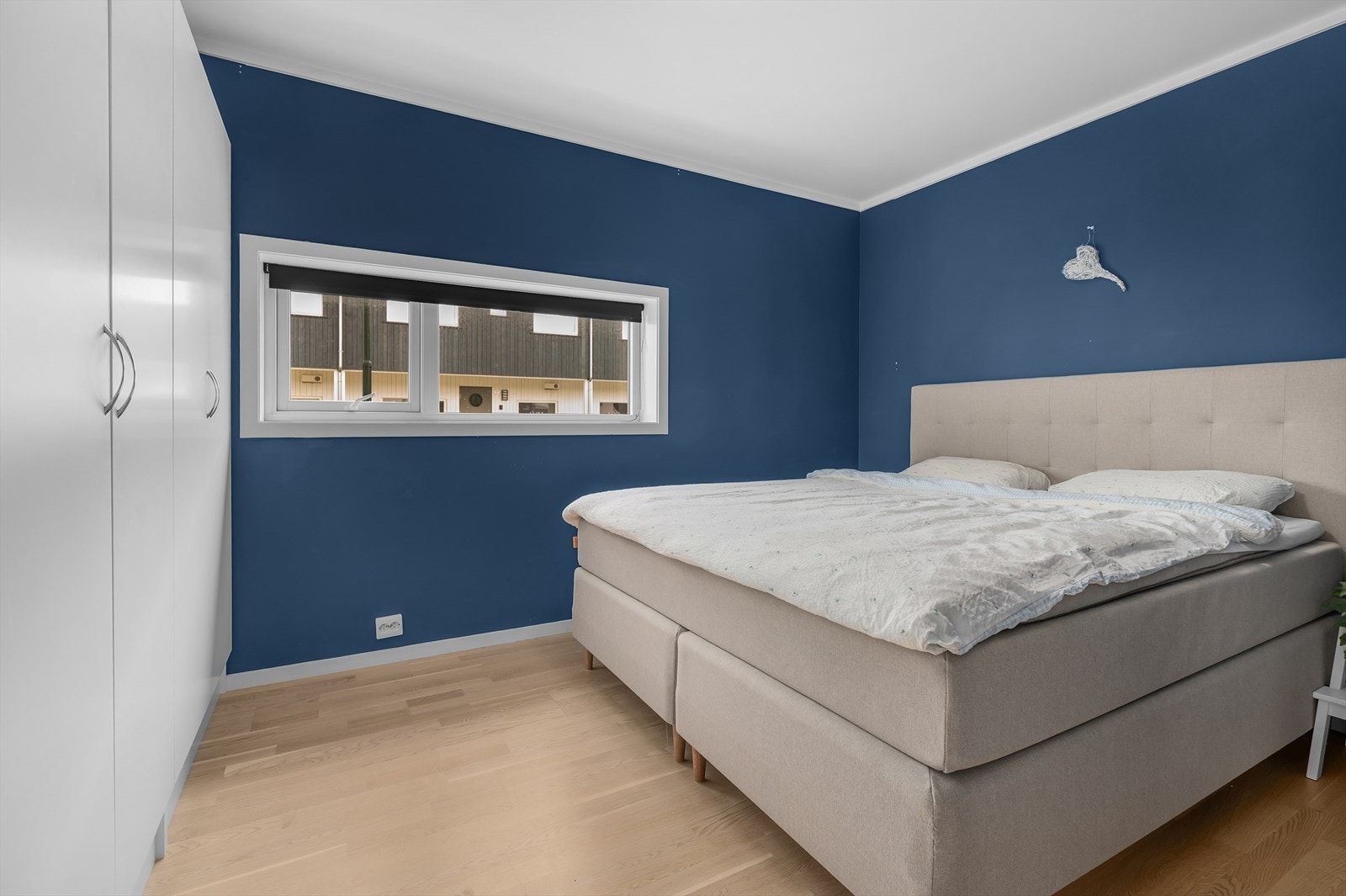 Romslig hovedsoverom med god plass til dobbeltseng og garderobeløsning. Galleribilde