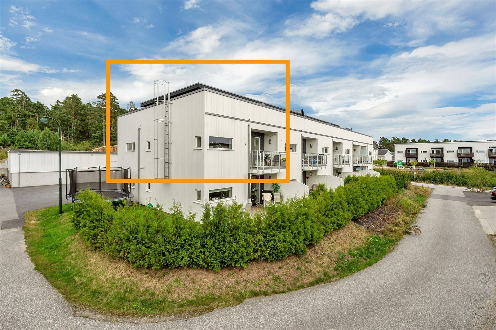 Leiligheten er beliggende i 2. og 3. etasje med enkel og lett tilgjengelig adkomst via trapp eller heis. Galleribilde