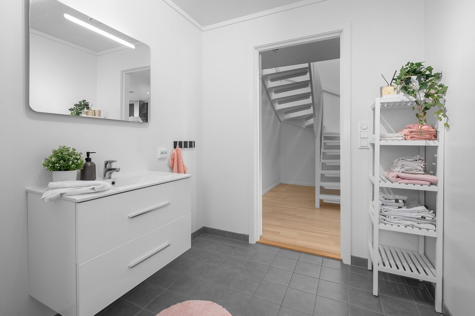 Lyst og romslig bad med dusjkabinett, servantinnredning og toalett. Galleribilde