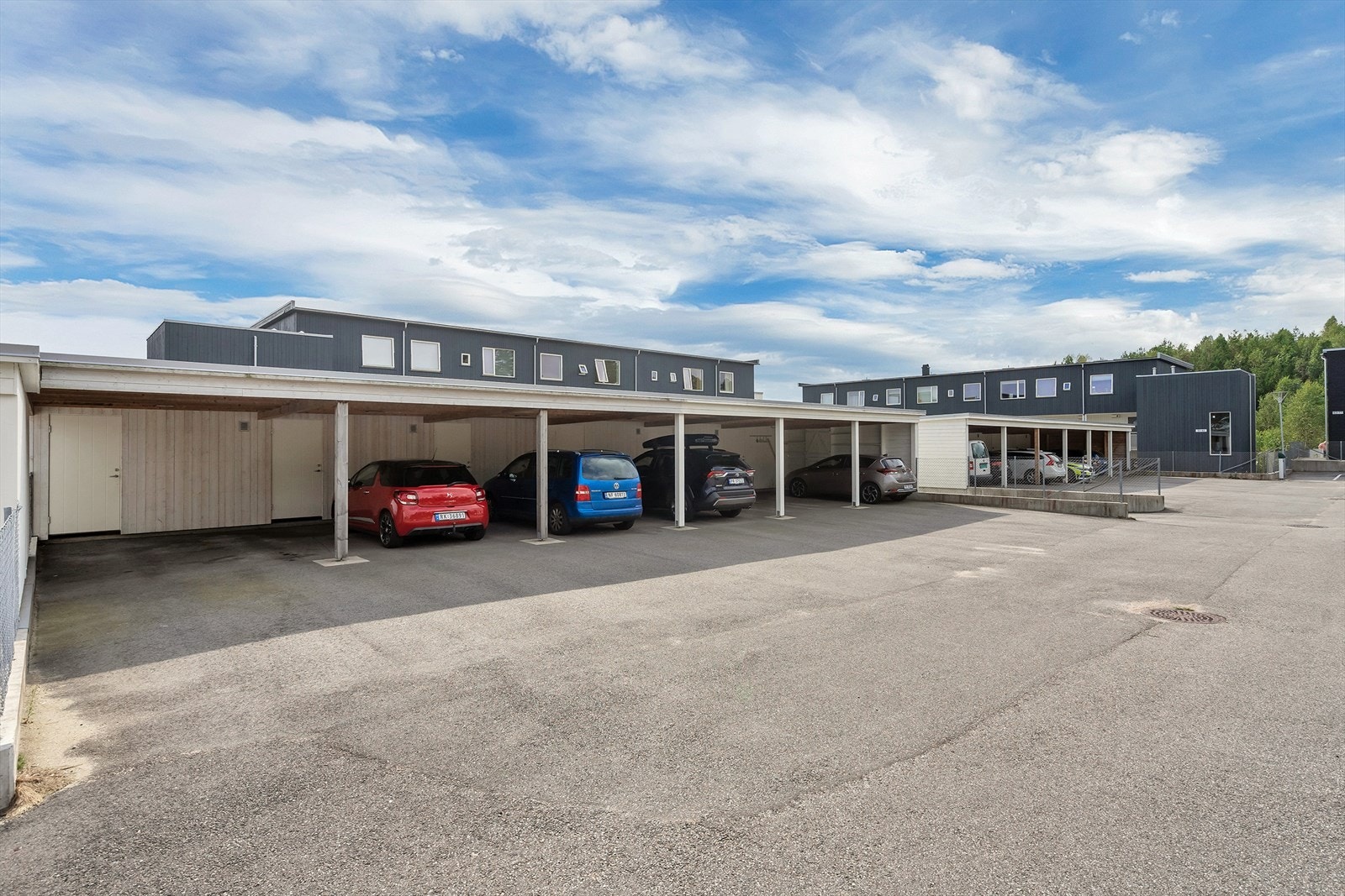 Parkering i carport med elbillader samt tilhørende bod. Galleribilde