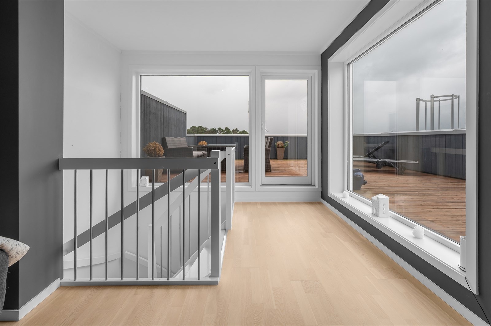 Fra TV-stuen er det direkte utgang til en romslig og solrik terrasse. Galleribilde