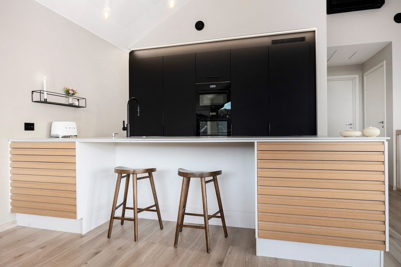 Kjøkkenet er velutstyrt med integrerte hvitevarer som kjøleskap, stekeovn, mikrobølgeovn med stekefunksjon, oppvaskmaskin og en koketopp med integrert avtrekk. Dette er et kjøkken for både hverdagsbruk og hyggelige sammenkomster. Galleribilde