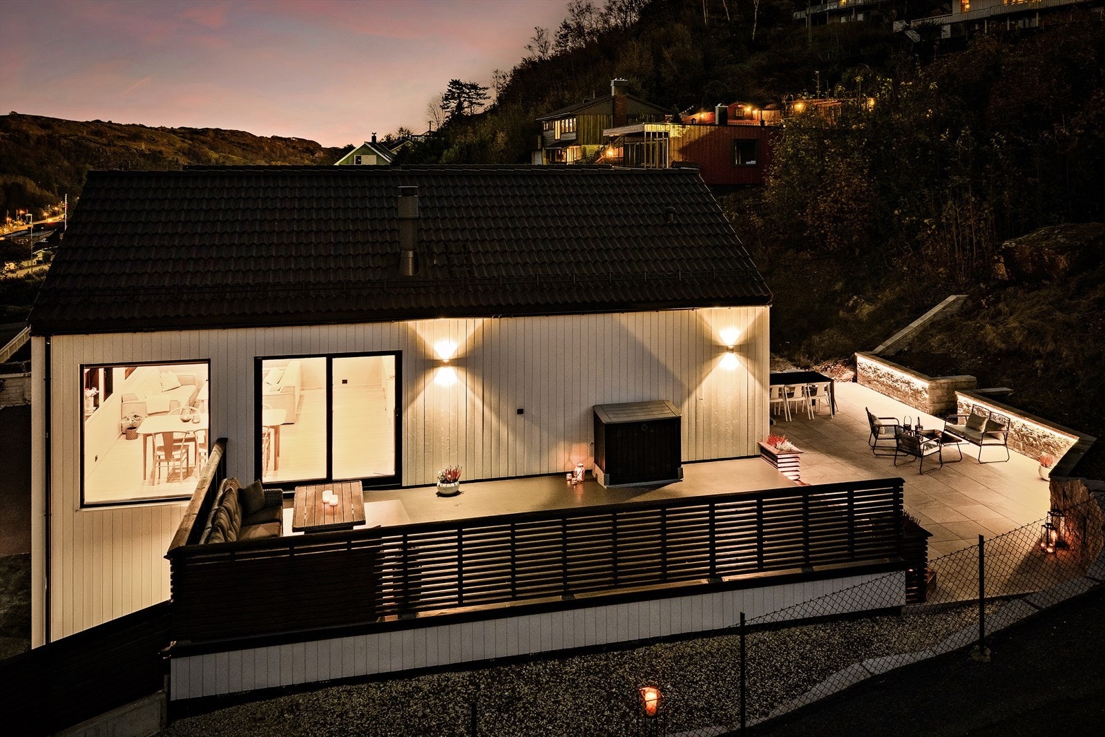 Fra stuen har du direkte tilgang til en trivelig terrasse, mens bak huset finnes det en praktisk fliselagt terrasse. Galleribilde