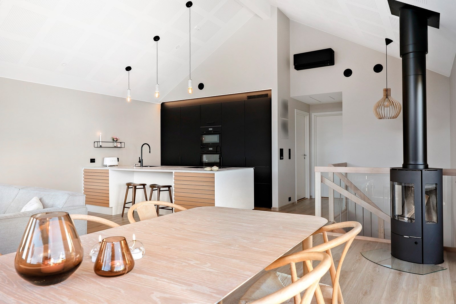 Her er det både varmepumpe og vedovn for effektiv og komfortabel oppvarming. Galleribilde