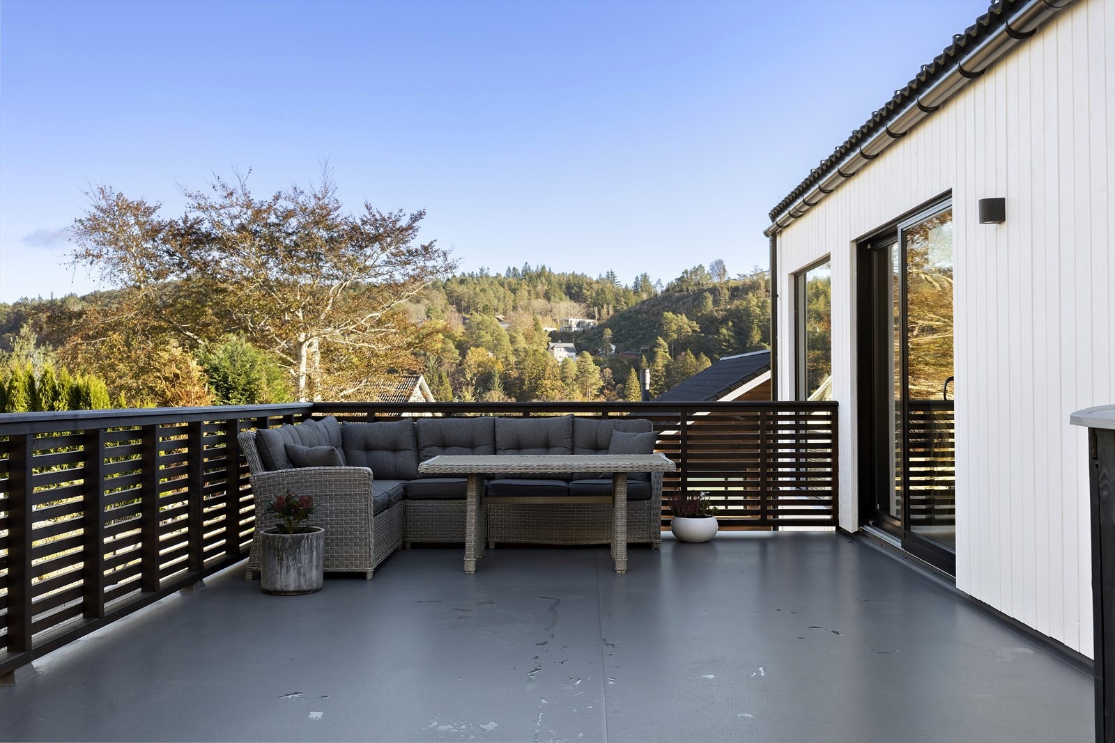 Terrasse med utgang fra stue. Galleribilde