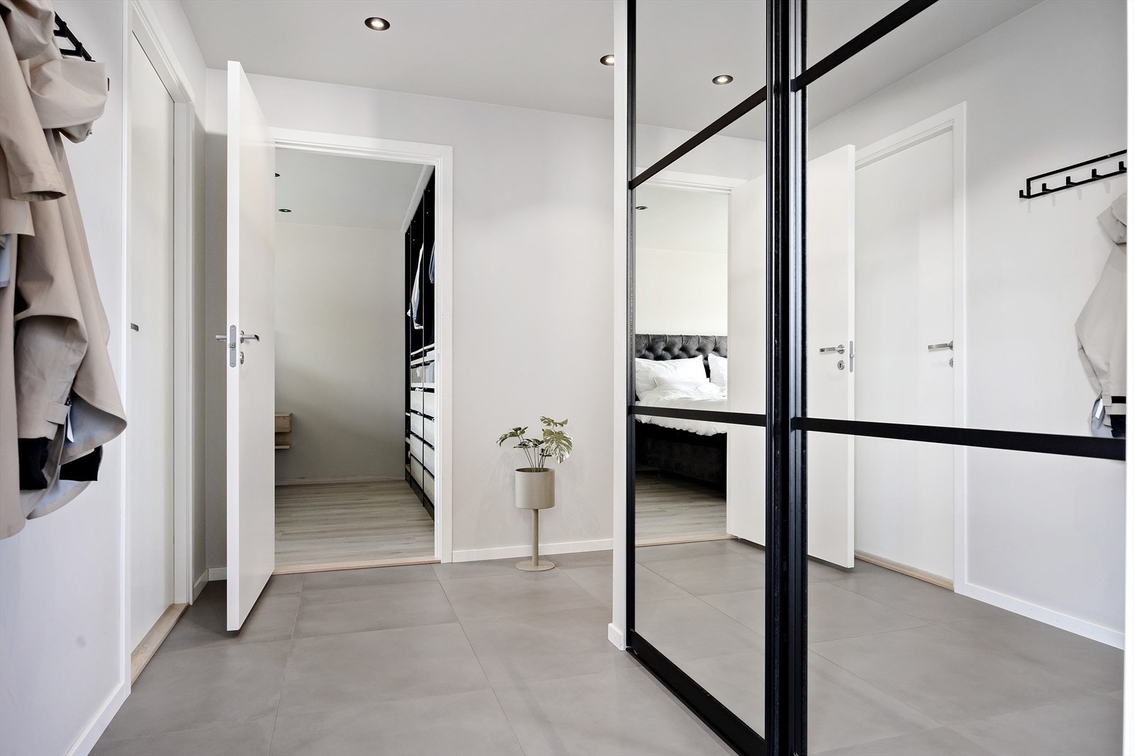 Når du entrer boligen, blir du møtt av en romslig entré med godt med plass til oppbevaring av klær og sko. Her er det lagt vekt på både stil og funksjonalitet, slik at du kan komme hjem til et behagelig førsteinntrykk. Galleribilde