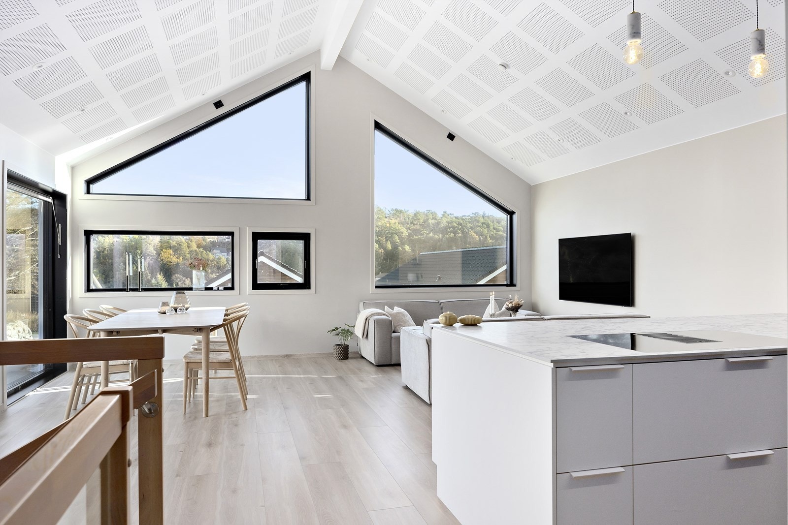 Taket har en imponerende himlingshøyde med akustikkplater, og de store vinduene sørger for å slippe rikelig med lys inn. Taket har en imponerende himlingshøyde med akustikkplater, og de store vinduene sørger for å slippe rikelig med lys inn. Galleribilde