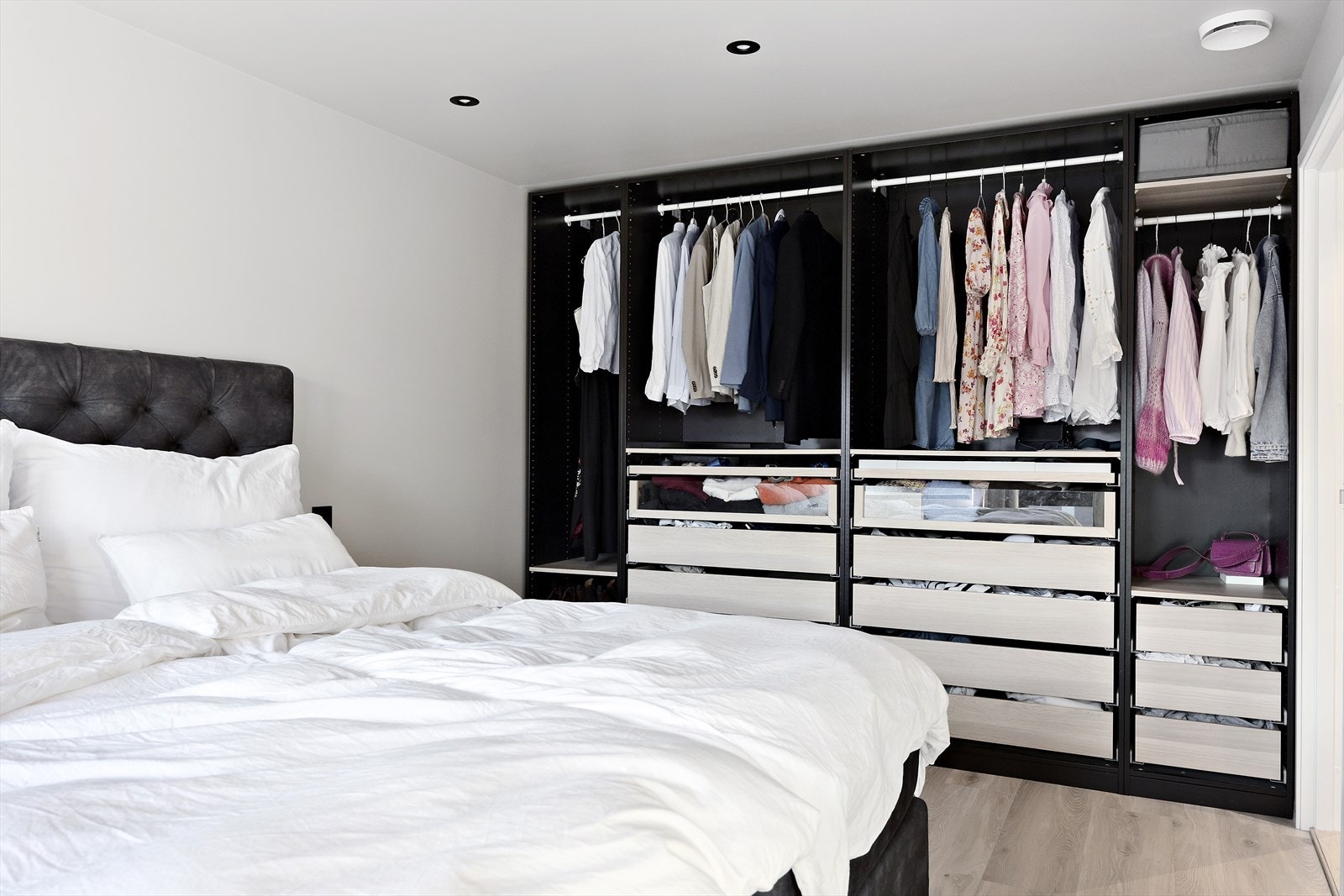 Hovedsoverommet kan glede seg over en innbydende garderobe som gir godt med oppbevaringsplass. Galleribilde