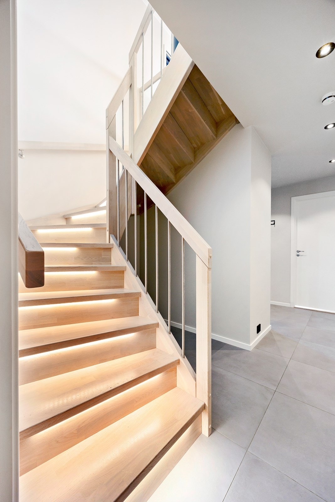 Hall/innvendig gang med fin belysning. Galleribilde