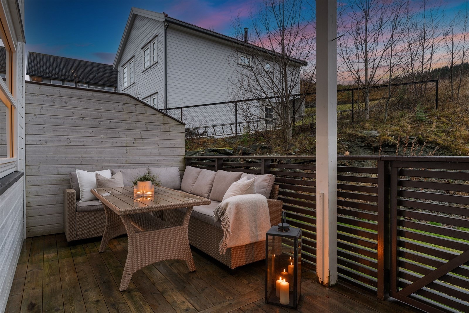 Terrassen ligger skjermet til med levegg og takoverbygg, og fungerer som en forlengelse av stuen gjennom store deler av året. Galleribilde