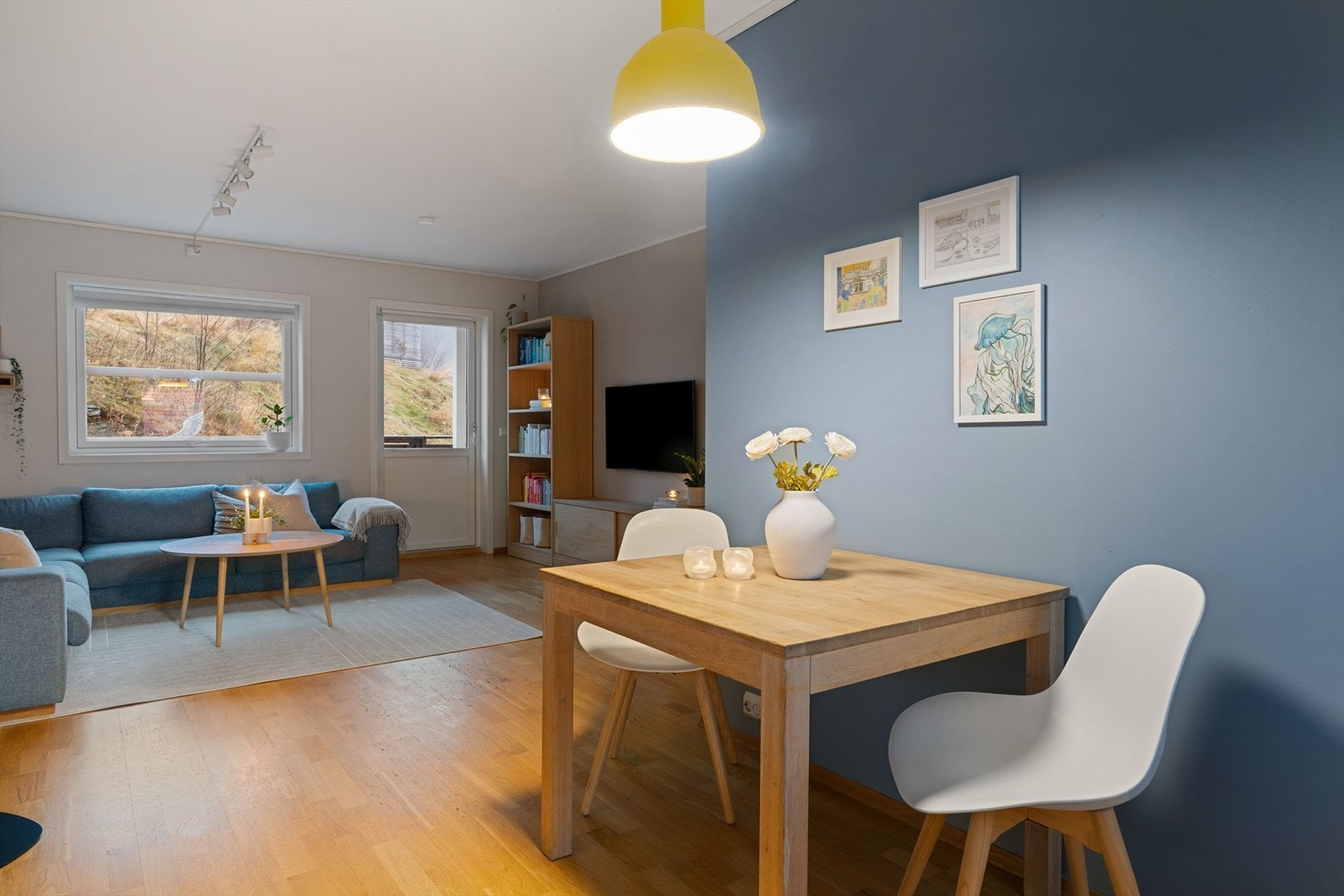 Det er plass til spisebord inntil vegg, og den åpne løsningen mot stuen skaper en fin flyt mellom sonene. Galleribilde